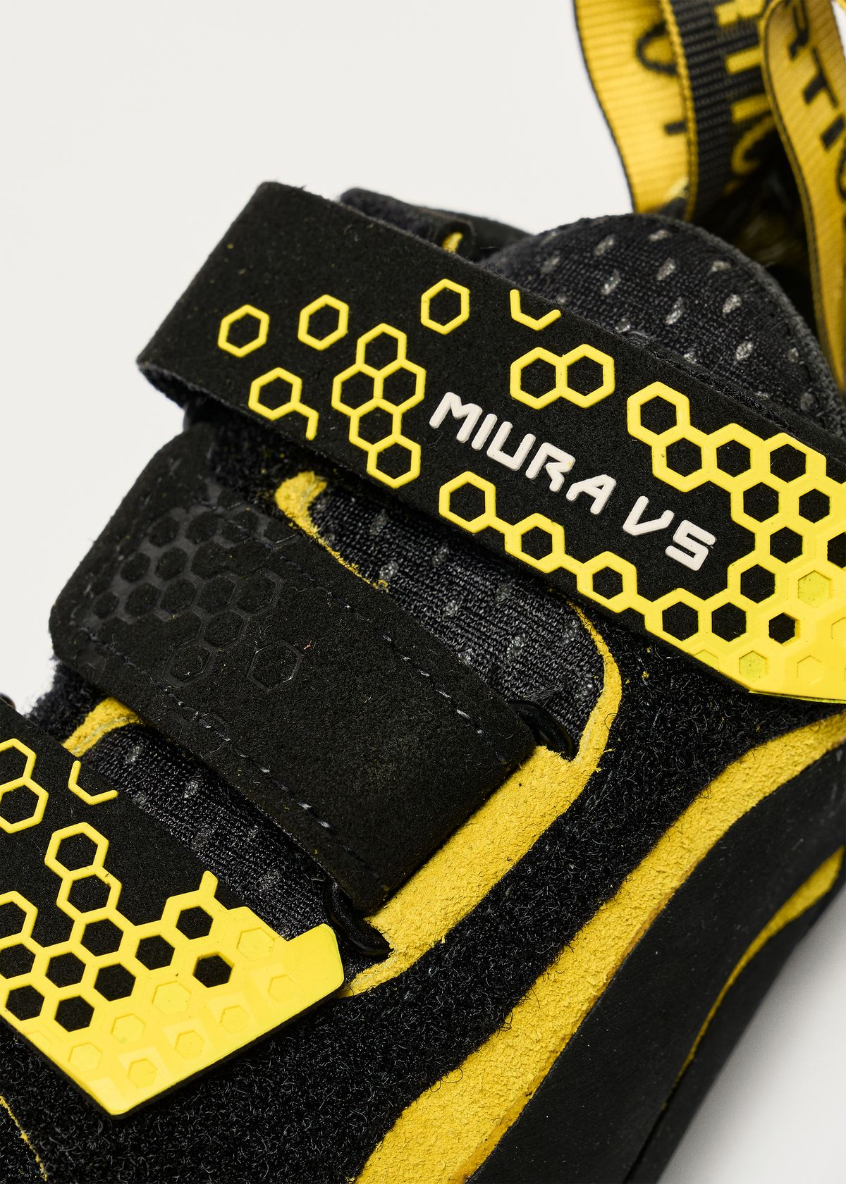 Opposing Velcro closure