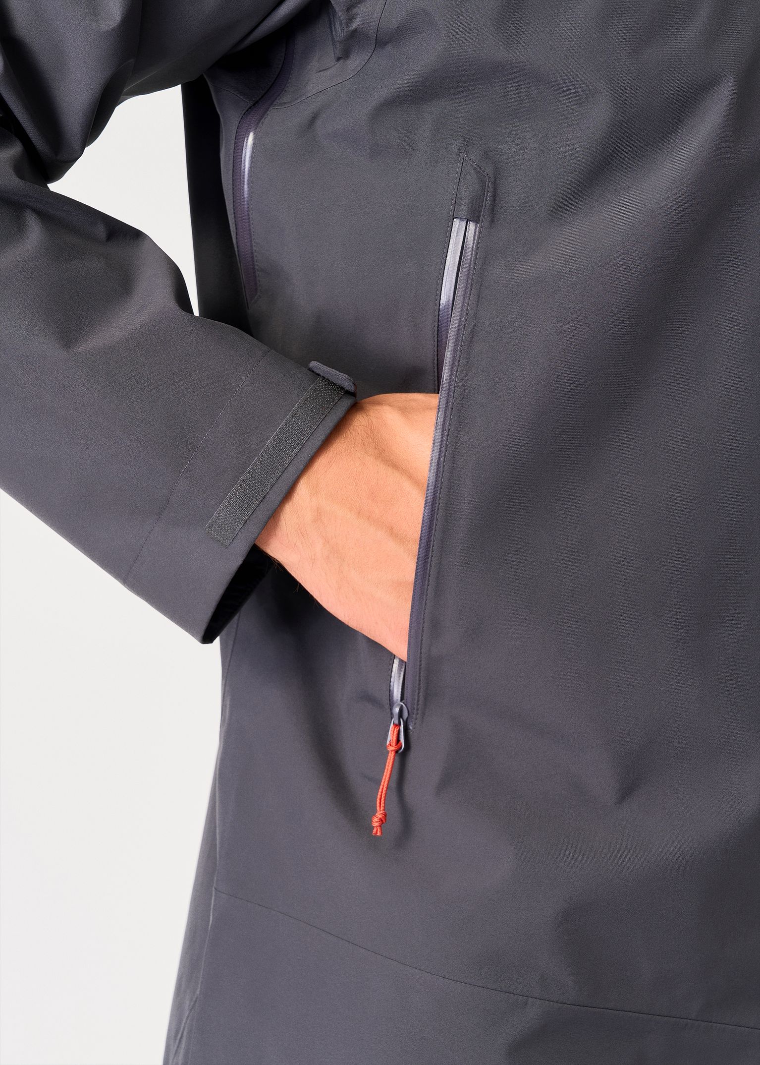 Zipped hand pockets