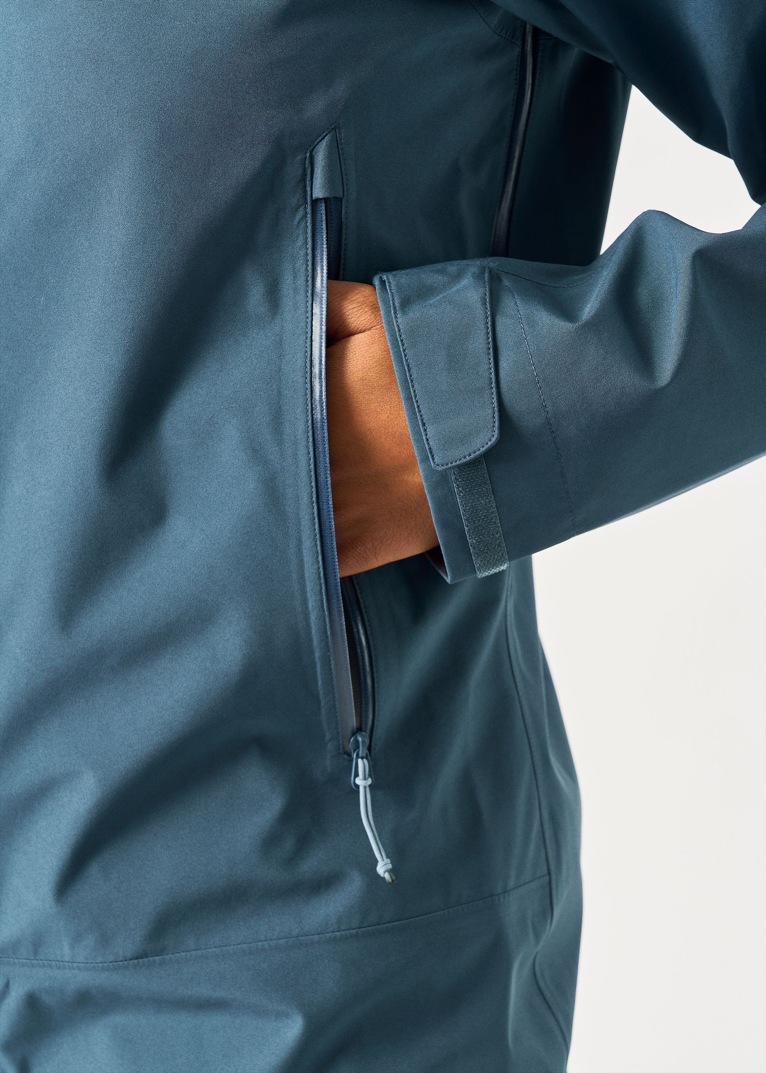 Zipped hand pockets