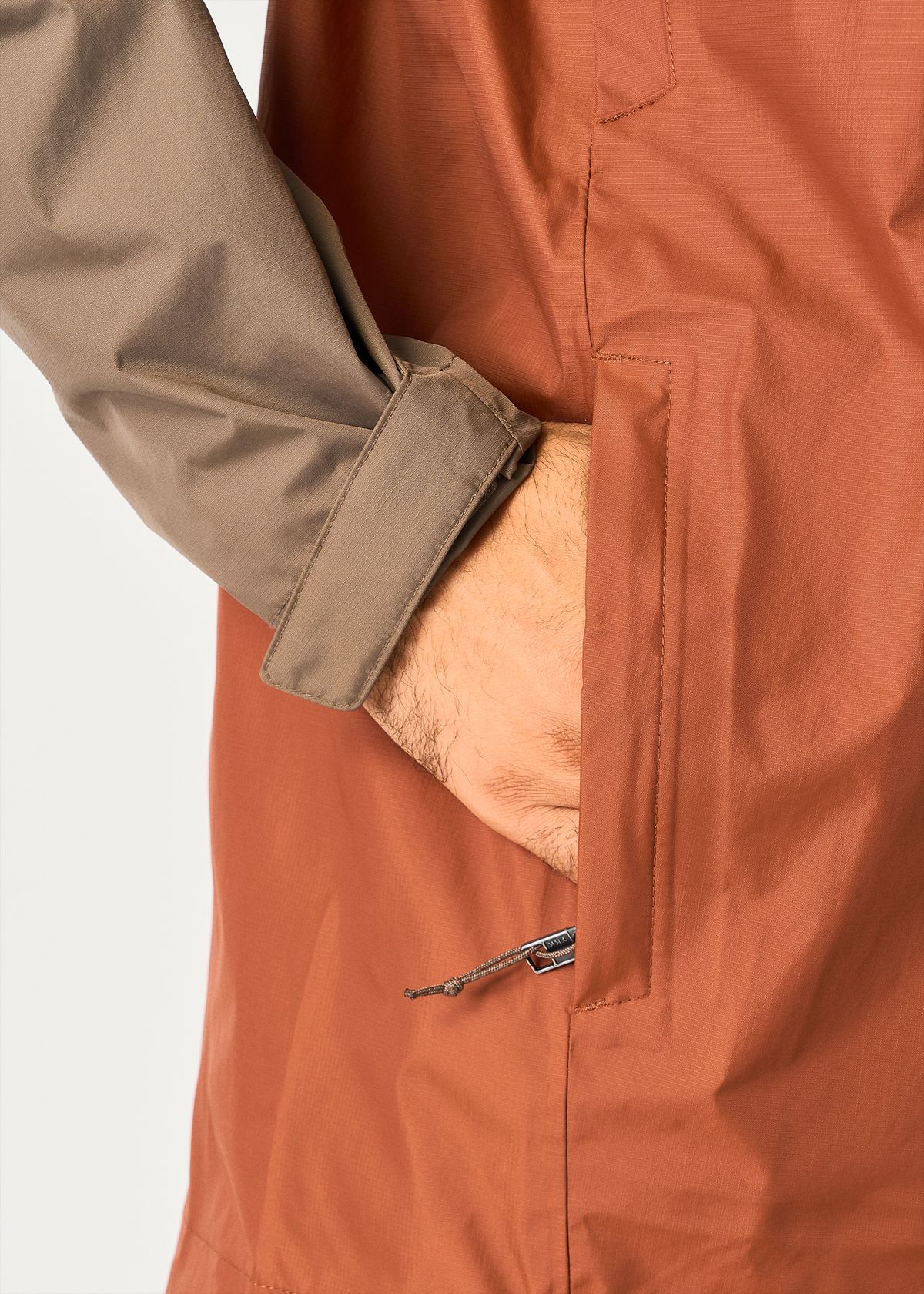 Zipped hand pockets