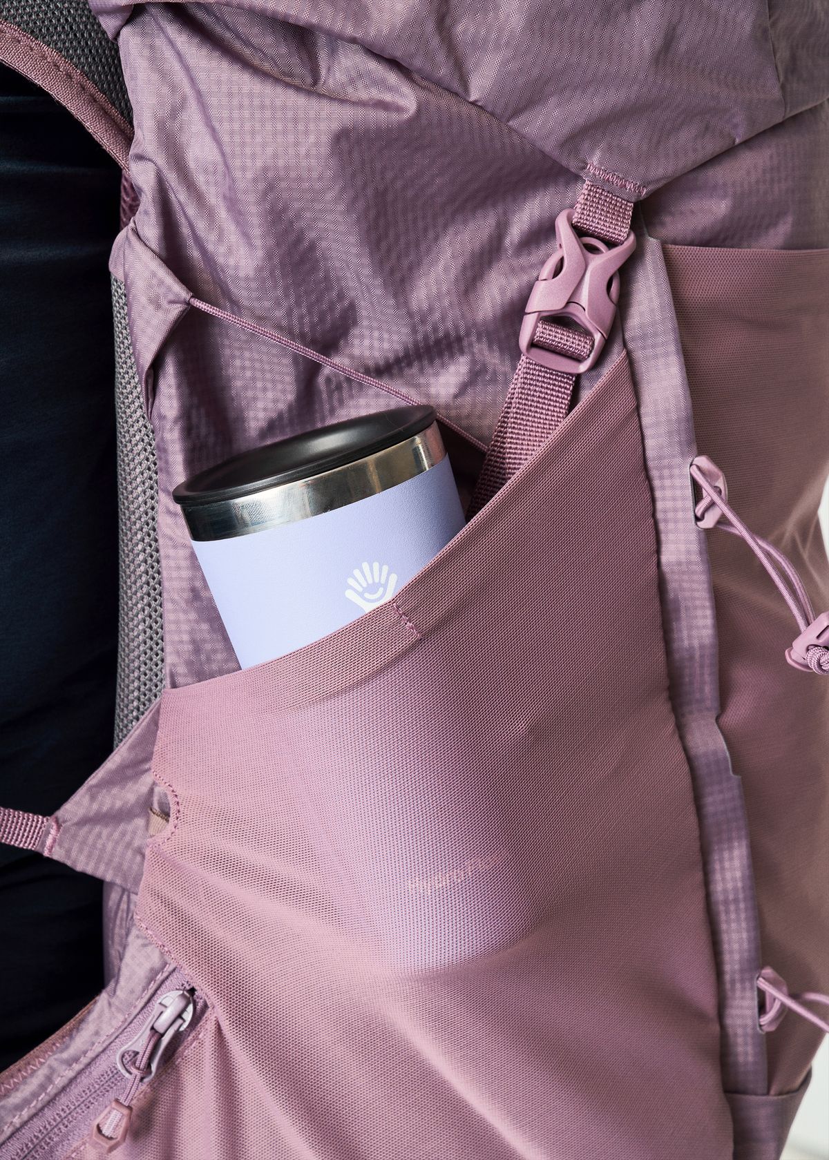 Stretch mesh side pockets