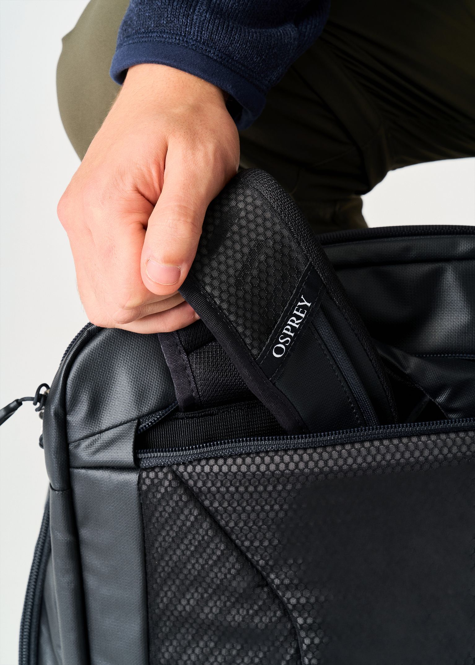 Stowable shoulder straps