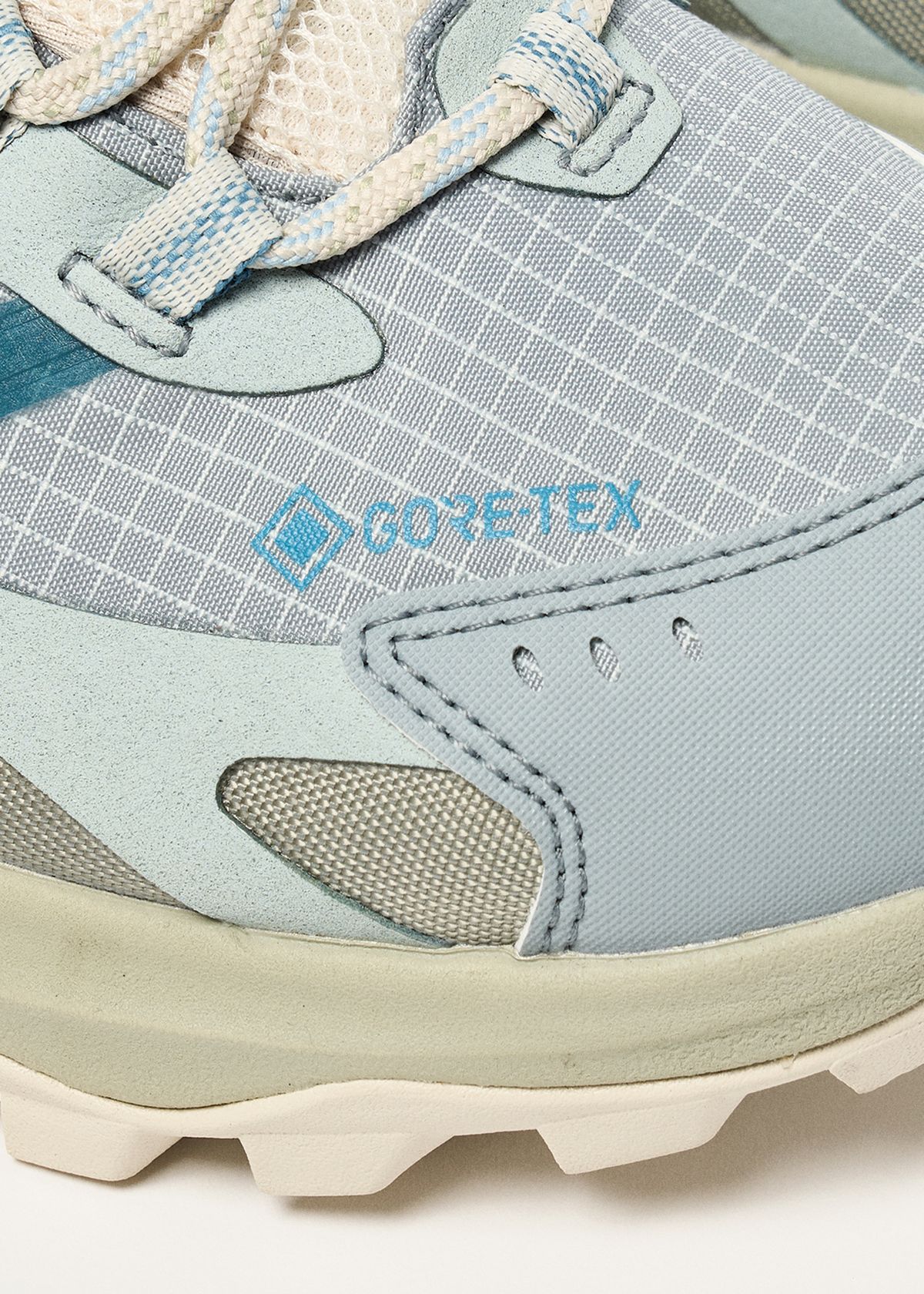 GORE-TEX waterproof protection	