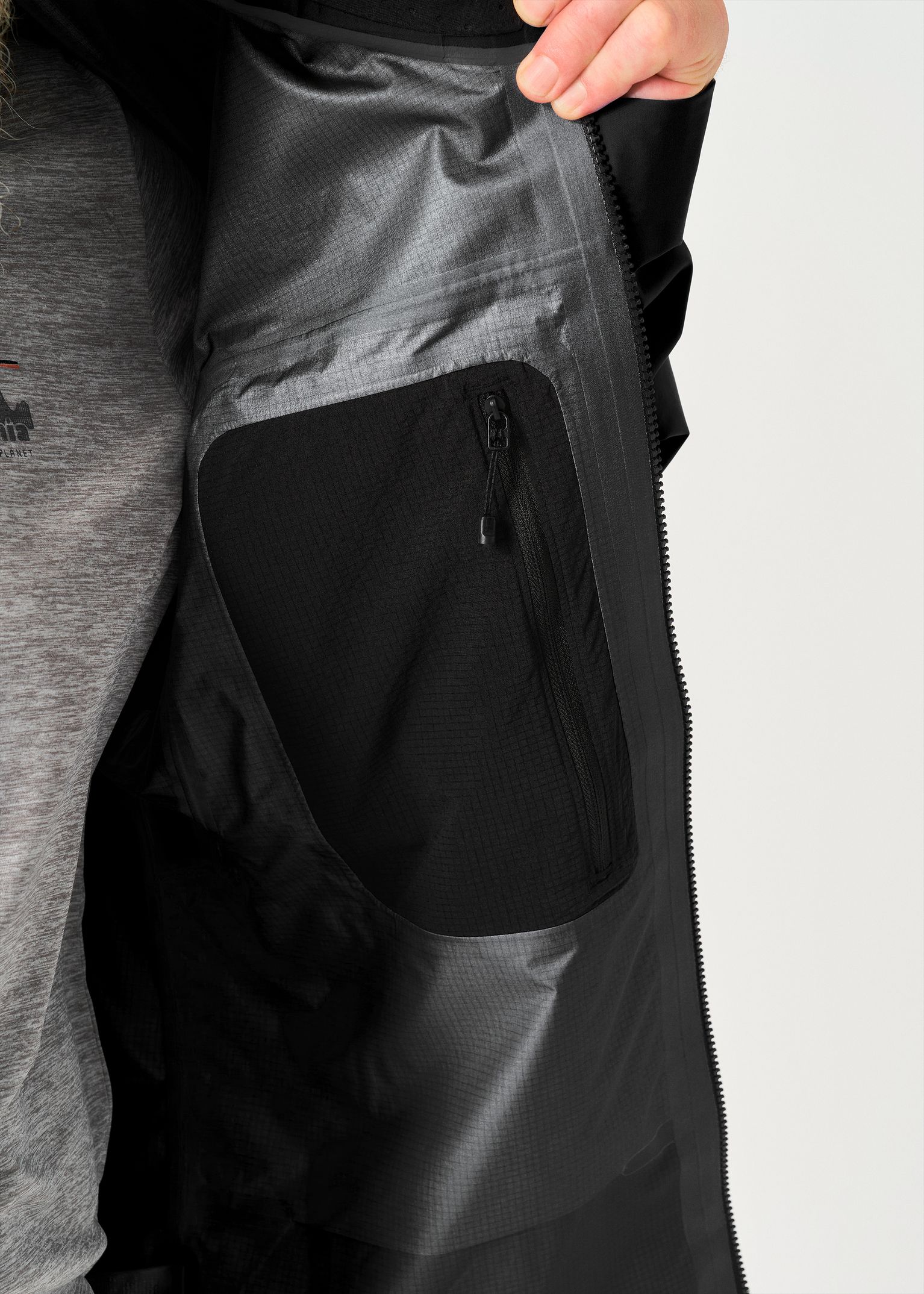 Internal zipped pocket