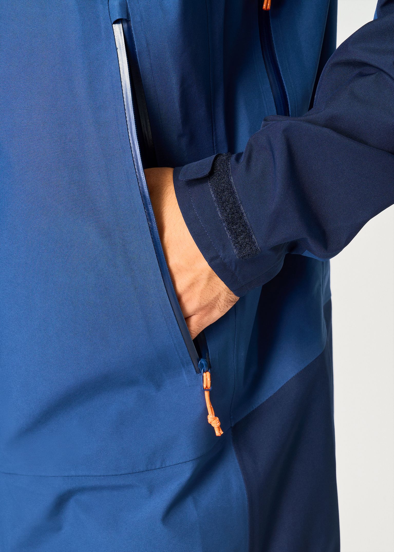 Zipped hand pockets      