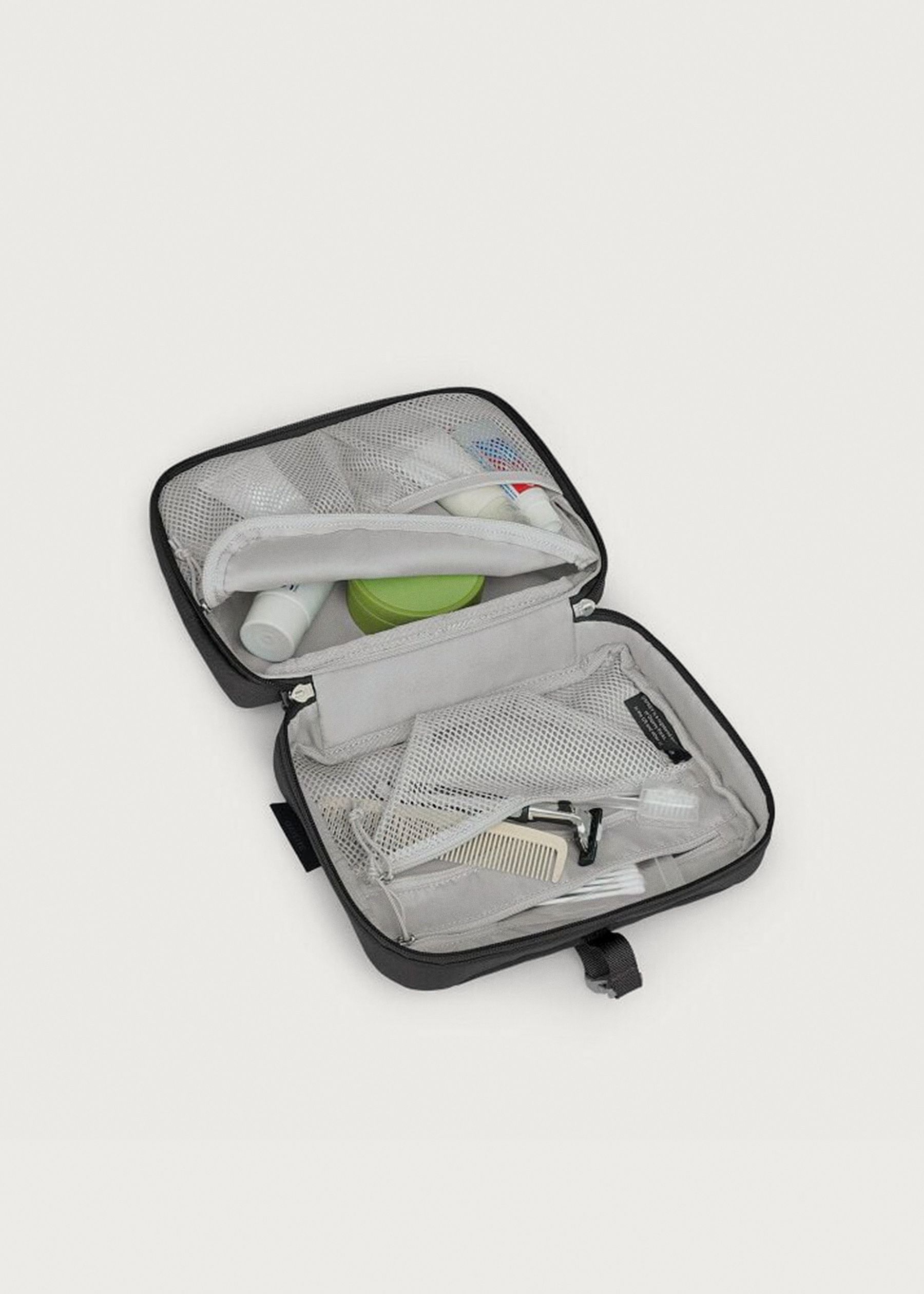 Image - 2 - Daylite Hanging Toiletry Kit