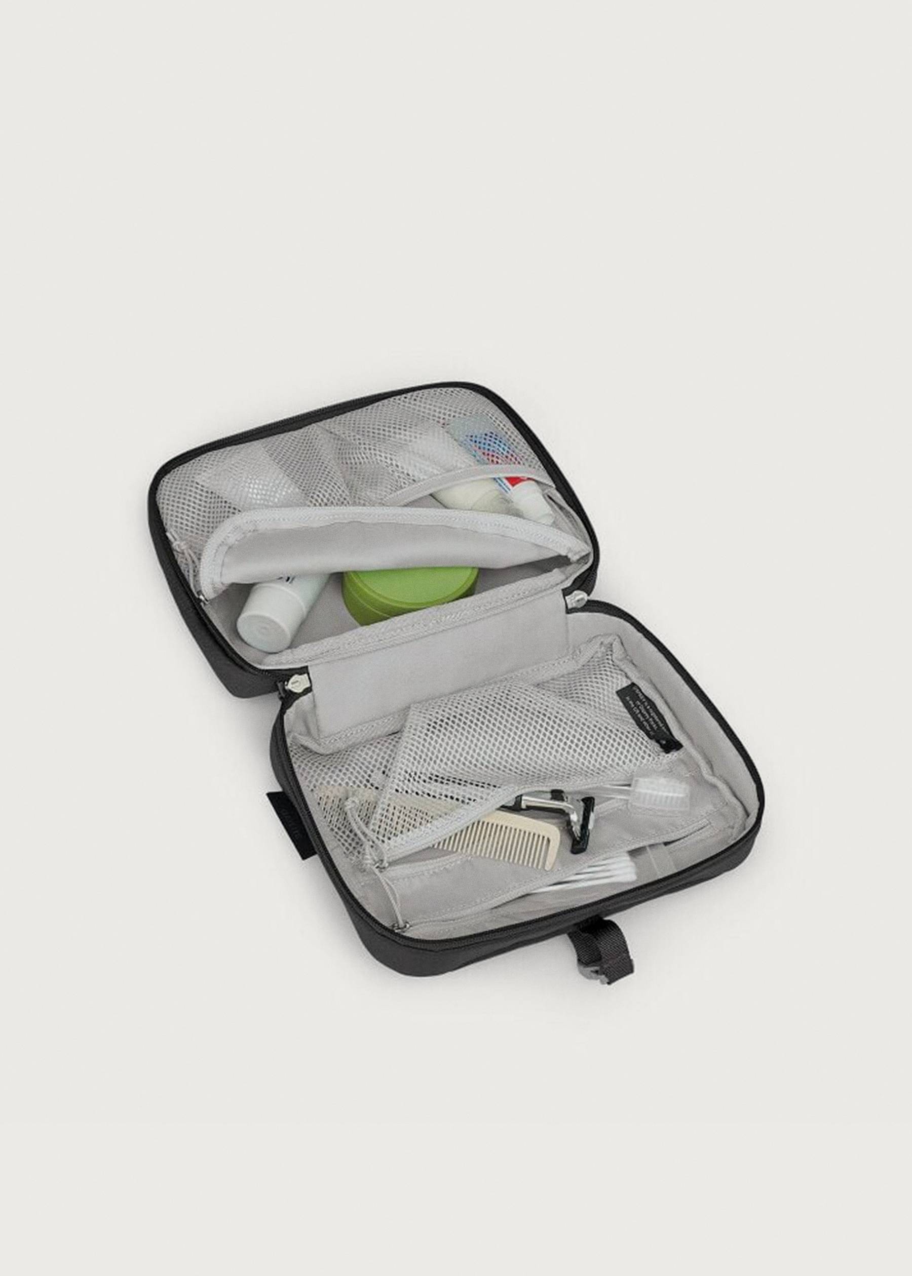 Image - 2 - Daylite Hanging Toiletry Kit