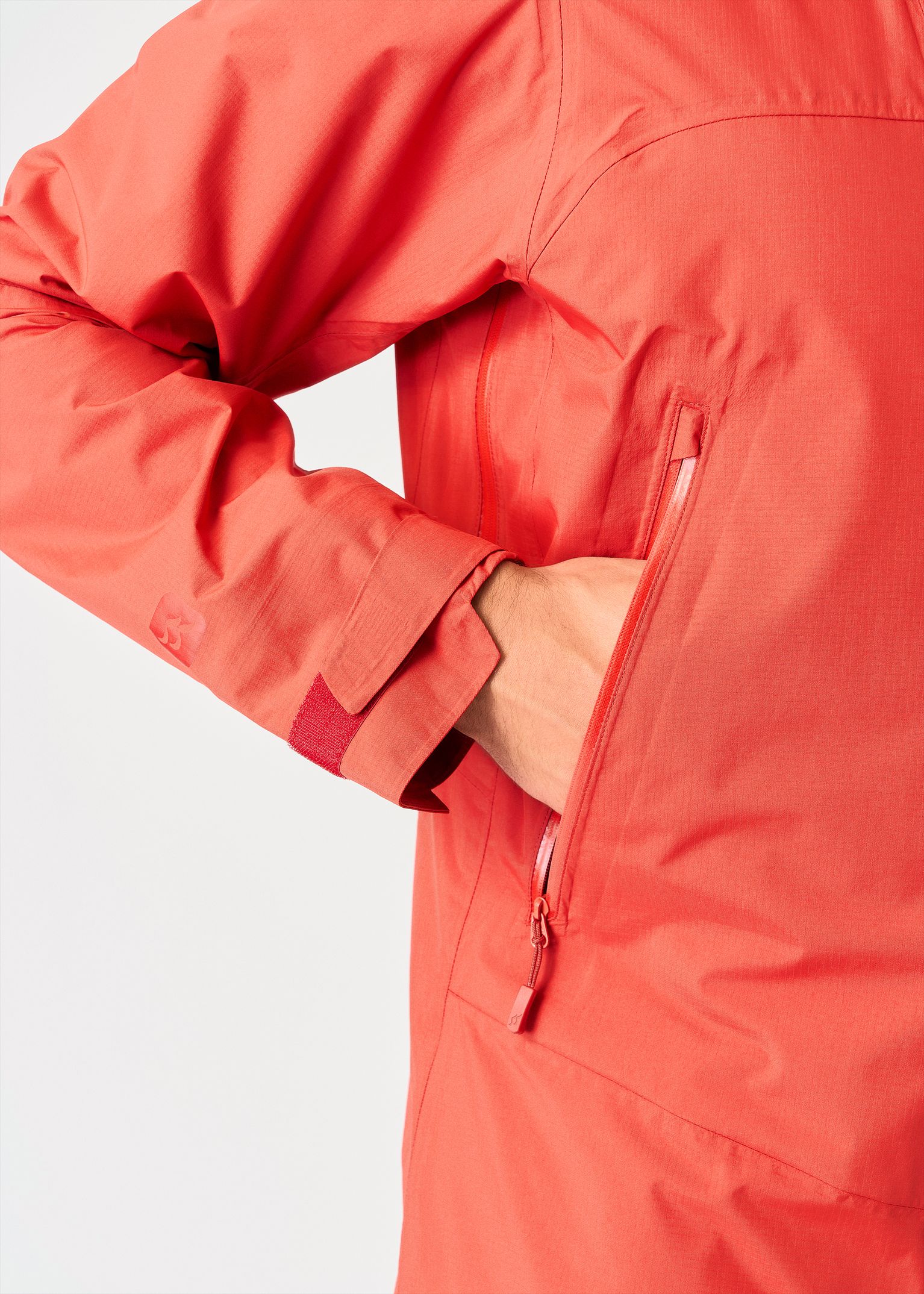 Zipped hand pockets 