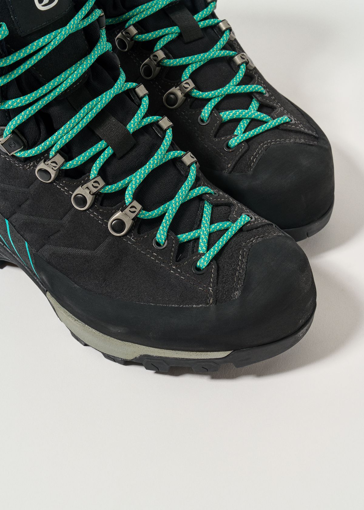 To-the-toe lace closure