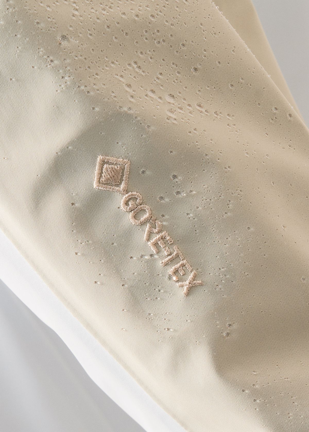 GORE-TEX 3-layer expanded polyethylene (ePE) waterproof protection 