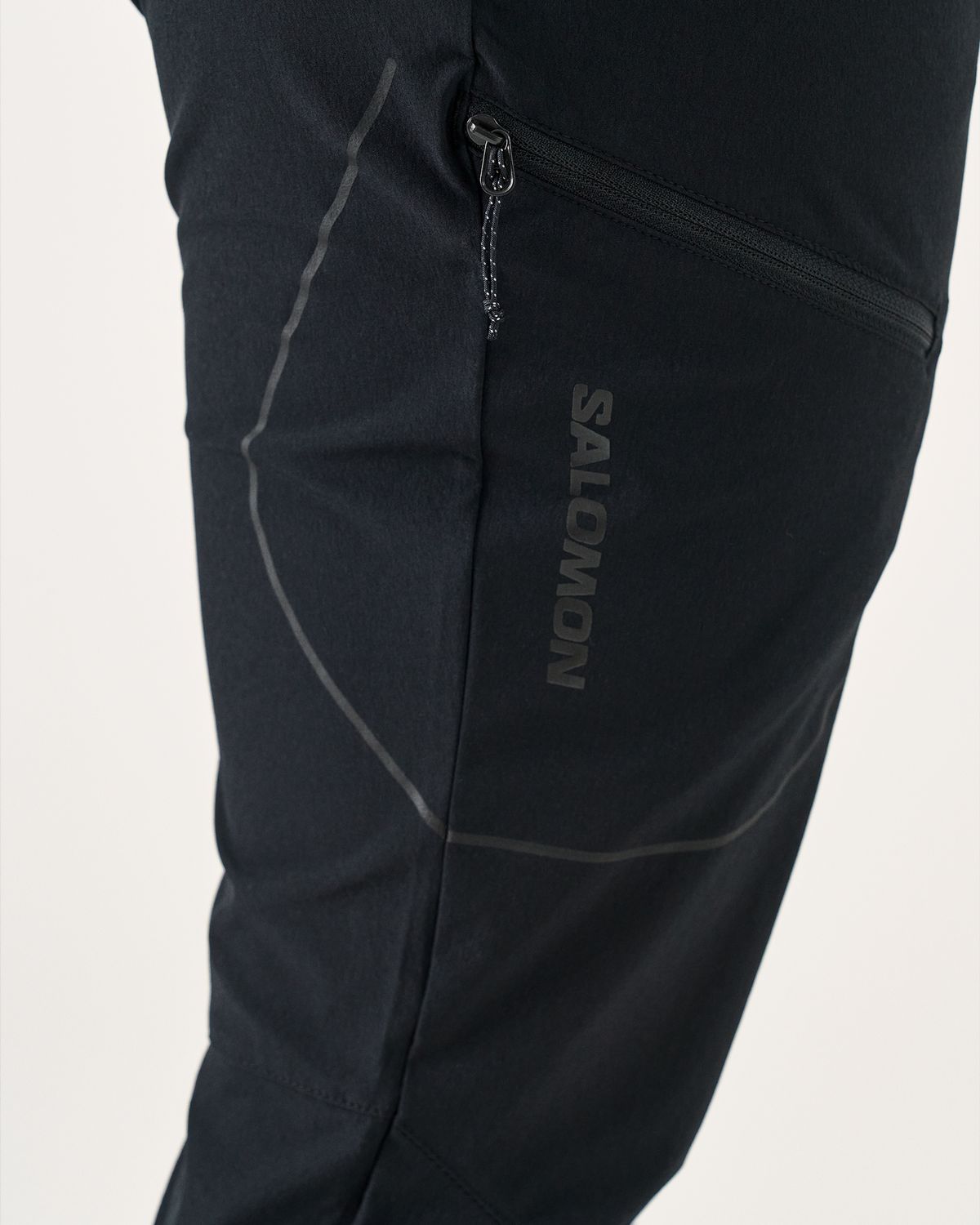 Zipped thigh pocket 