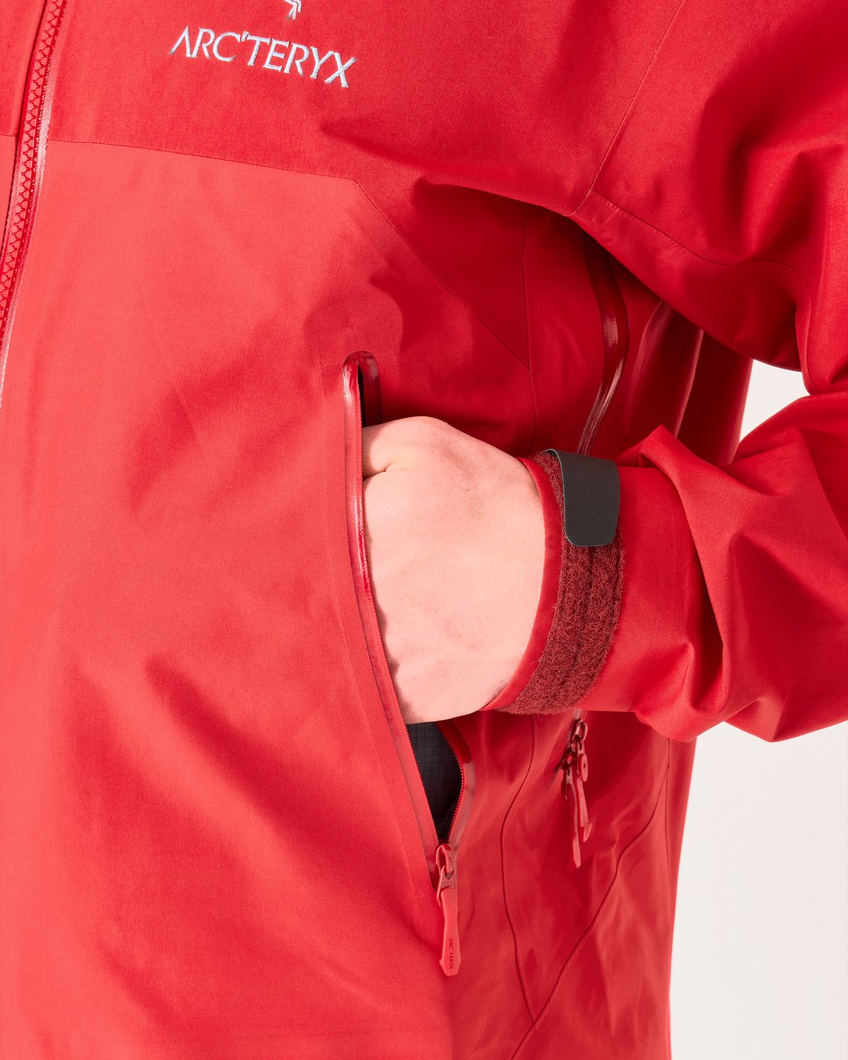  Zipped hand pockets with WaterTight zips