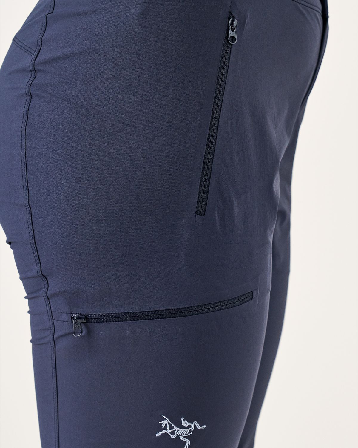 Zipped thigh pocket 