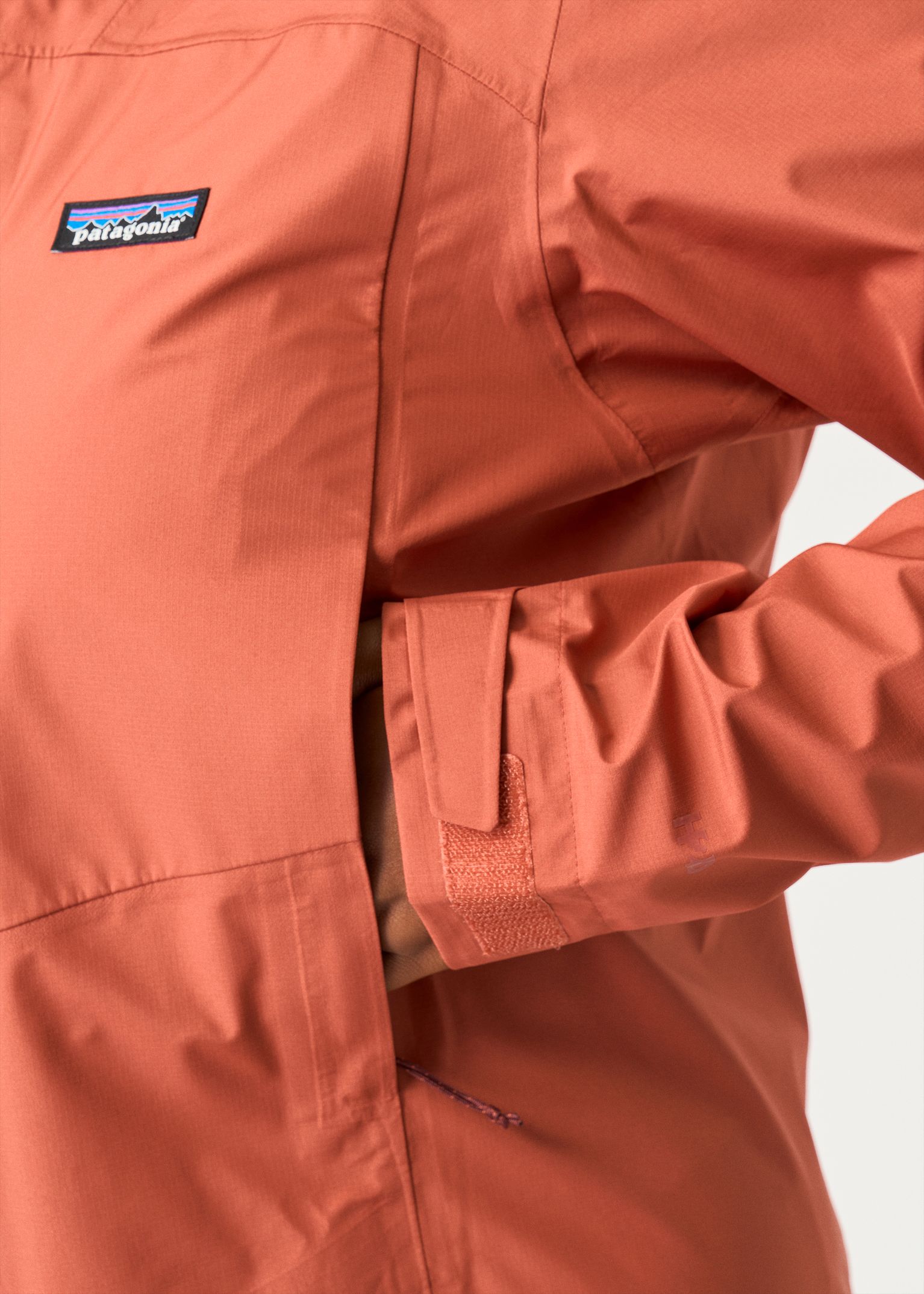 Zipped hand pockets 