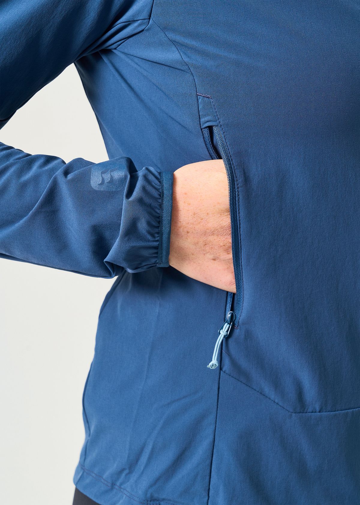 Zipped hand pockets