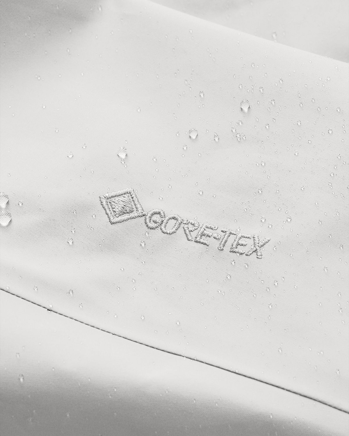 GORE-TEX 3-layer expanded polyethylene (ePE) waterproof protection 