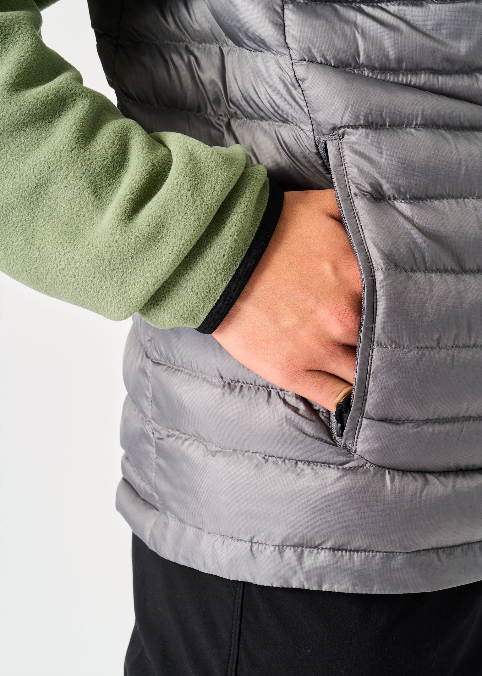 Zipped hand pockets