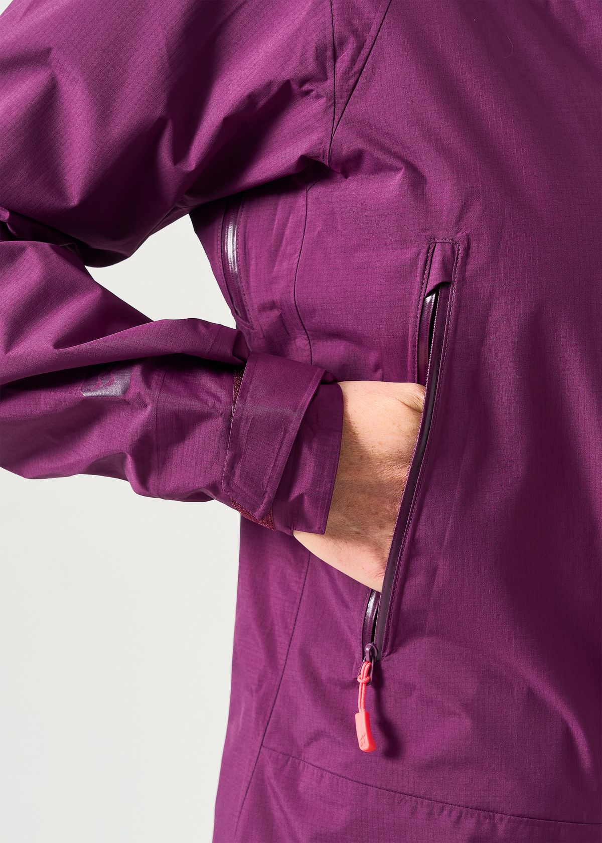 Zipped hand pockets