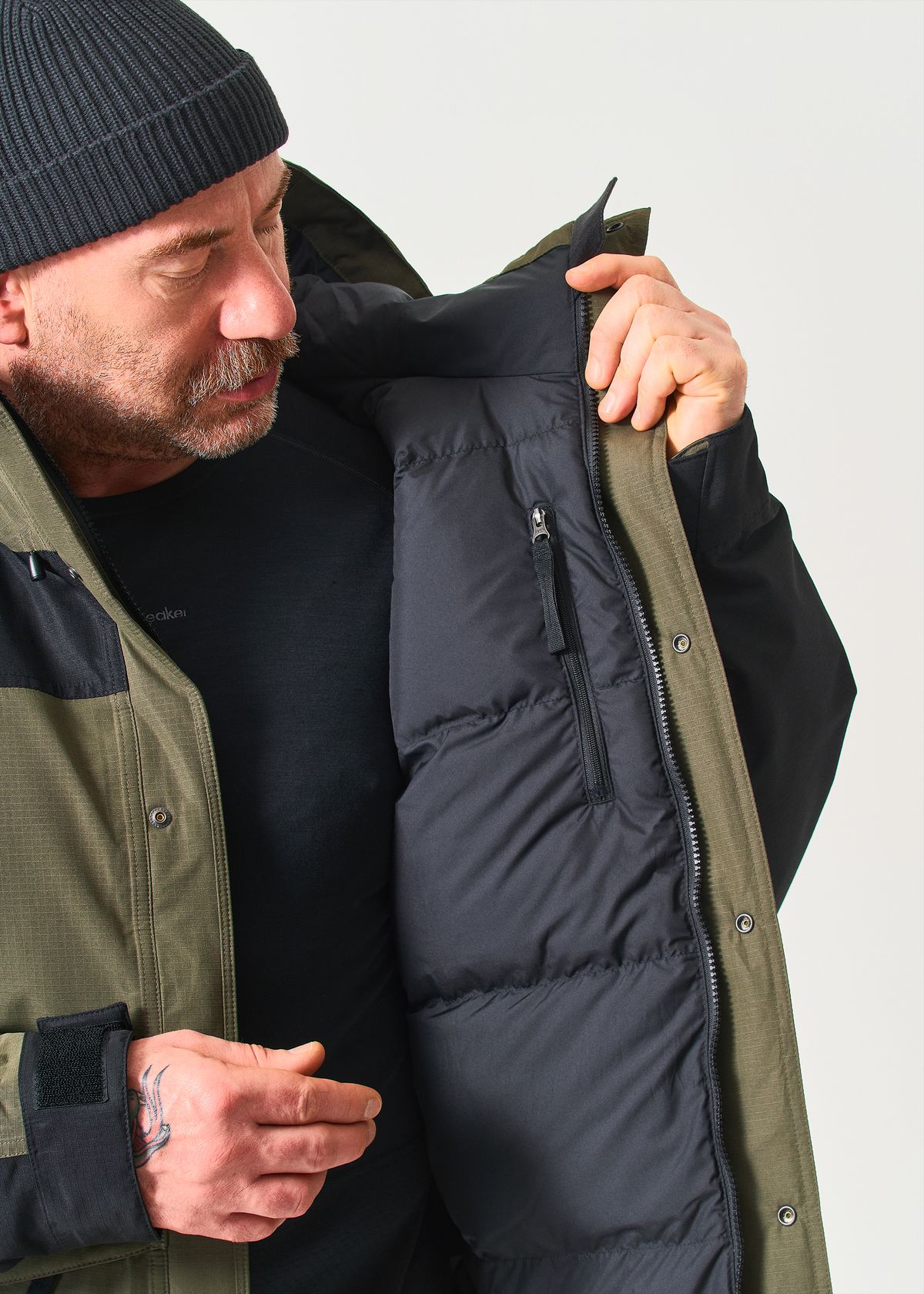 Internal zipped pocket