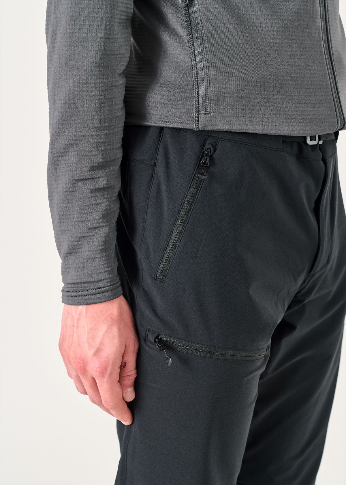  Zipped thigh pocket 