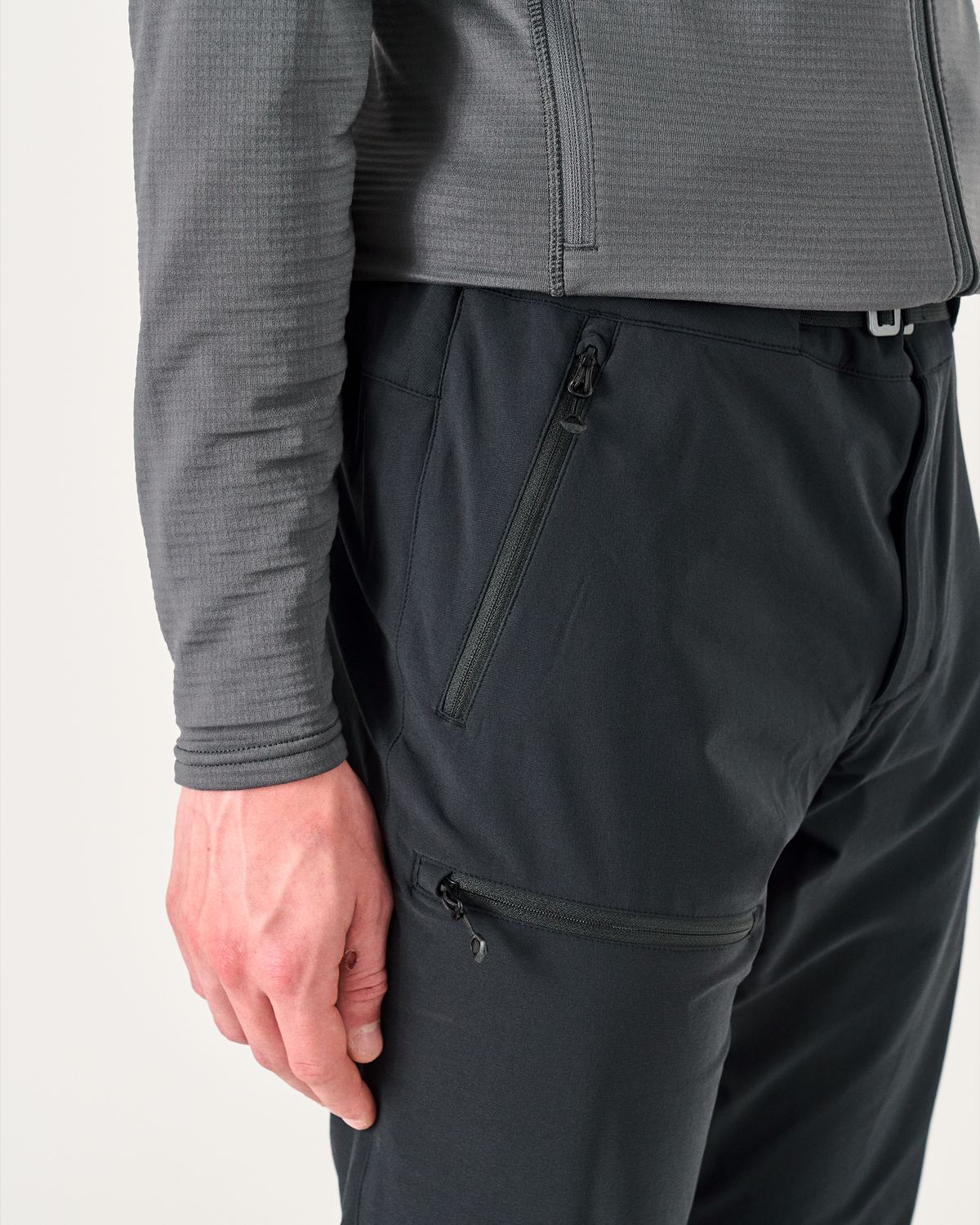  Zipped thigh pocket 