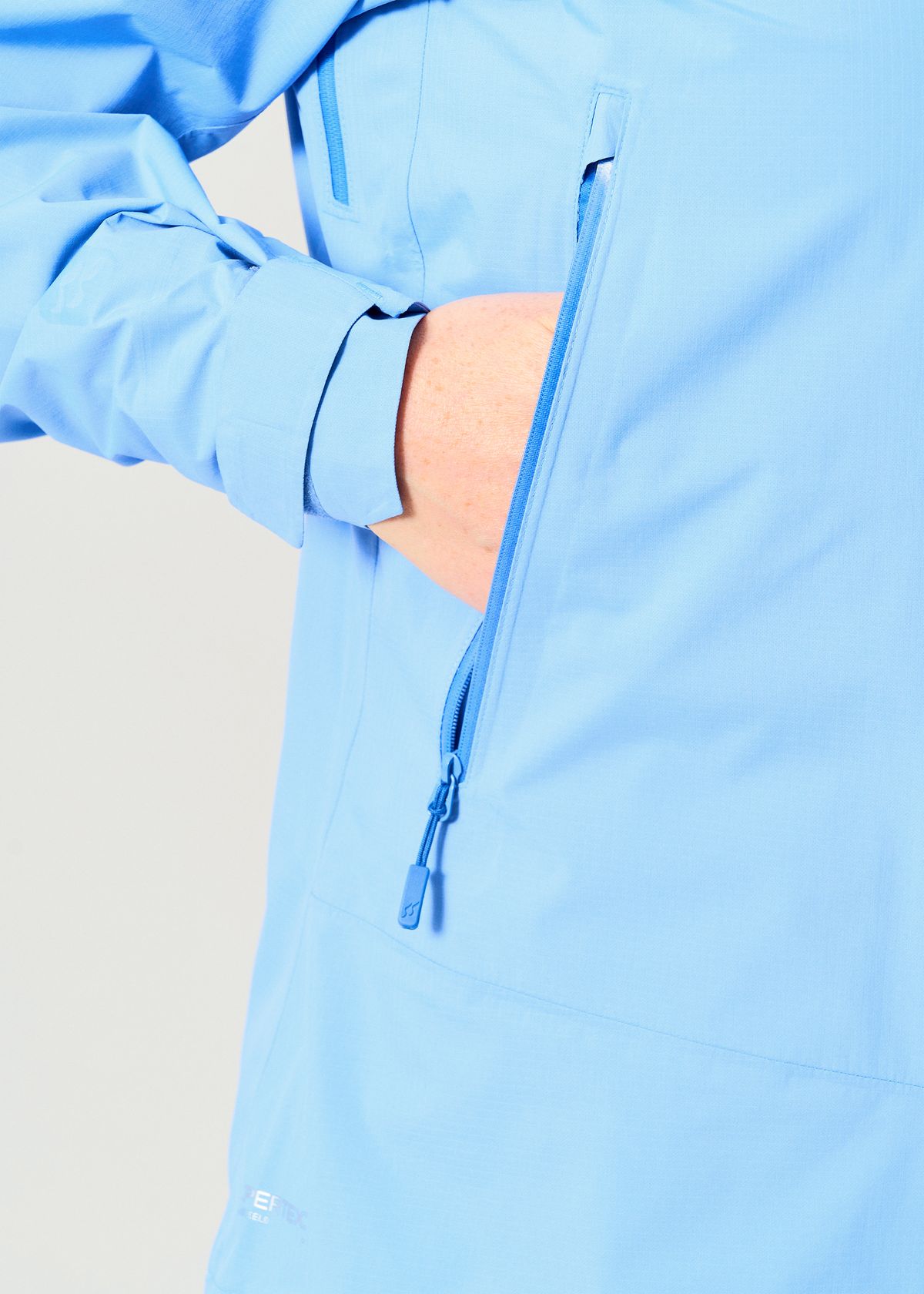 Zipped hand pockets