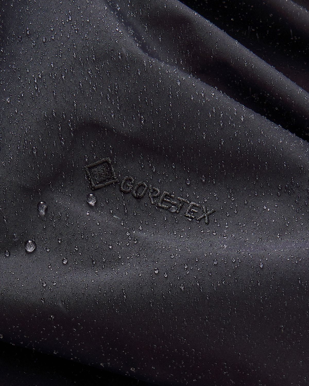 GORE-TEX 3-layer expanded polyethylene (ePE) waterproof protection