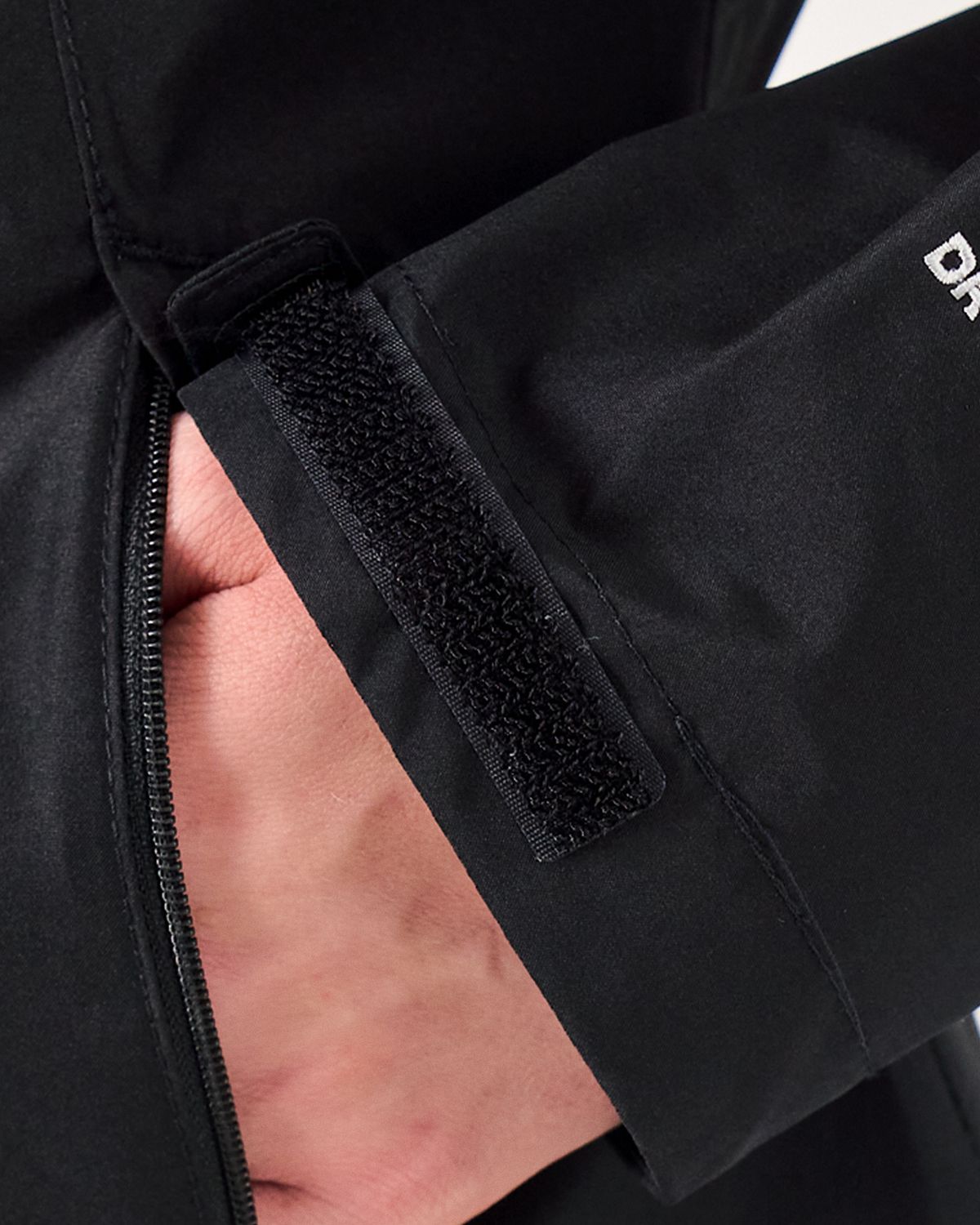 Adjustable Velcro cuffs 