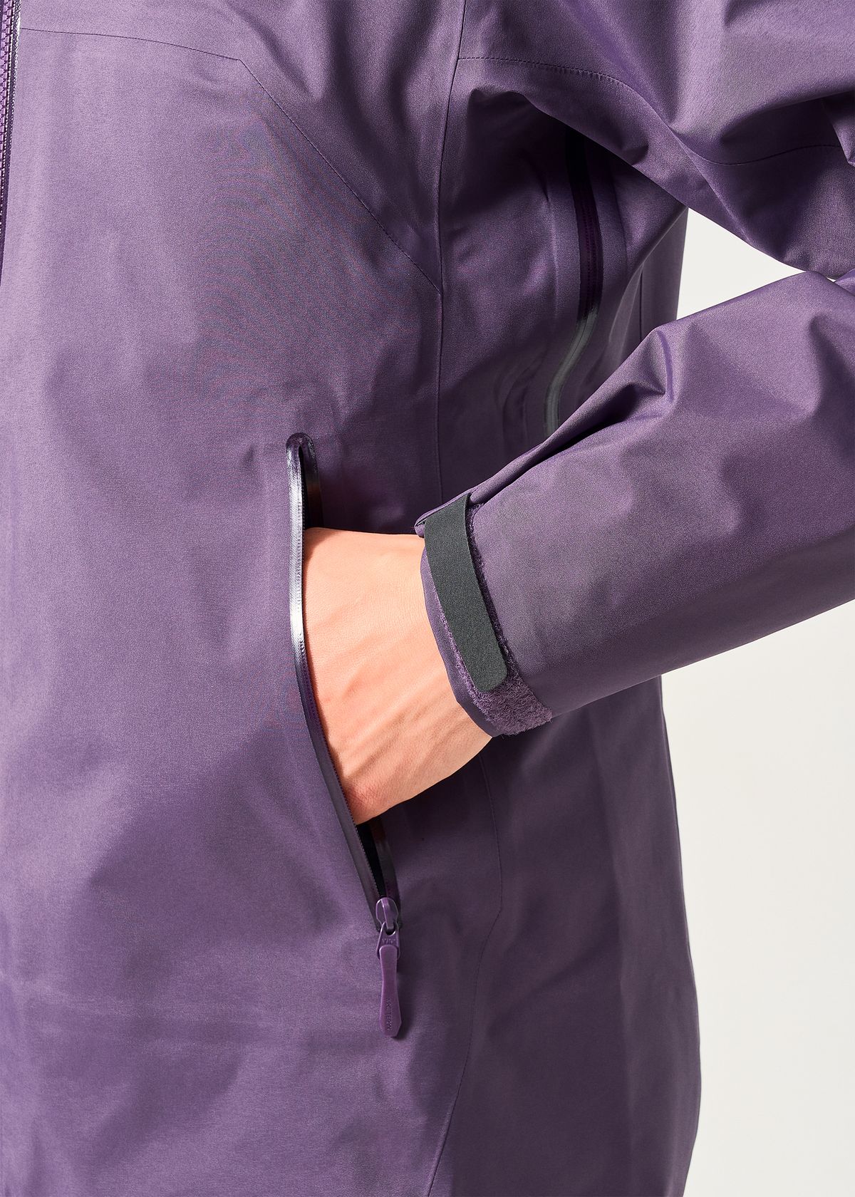 Zipped hand pockets