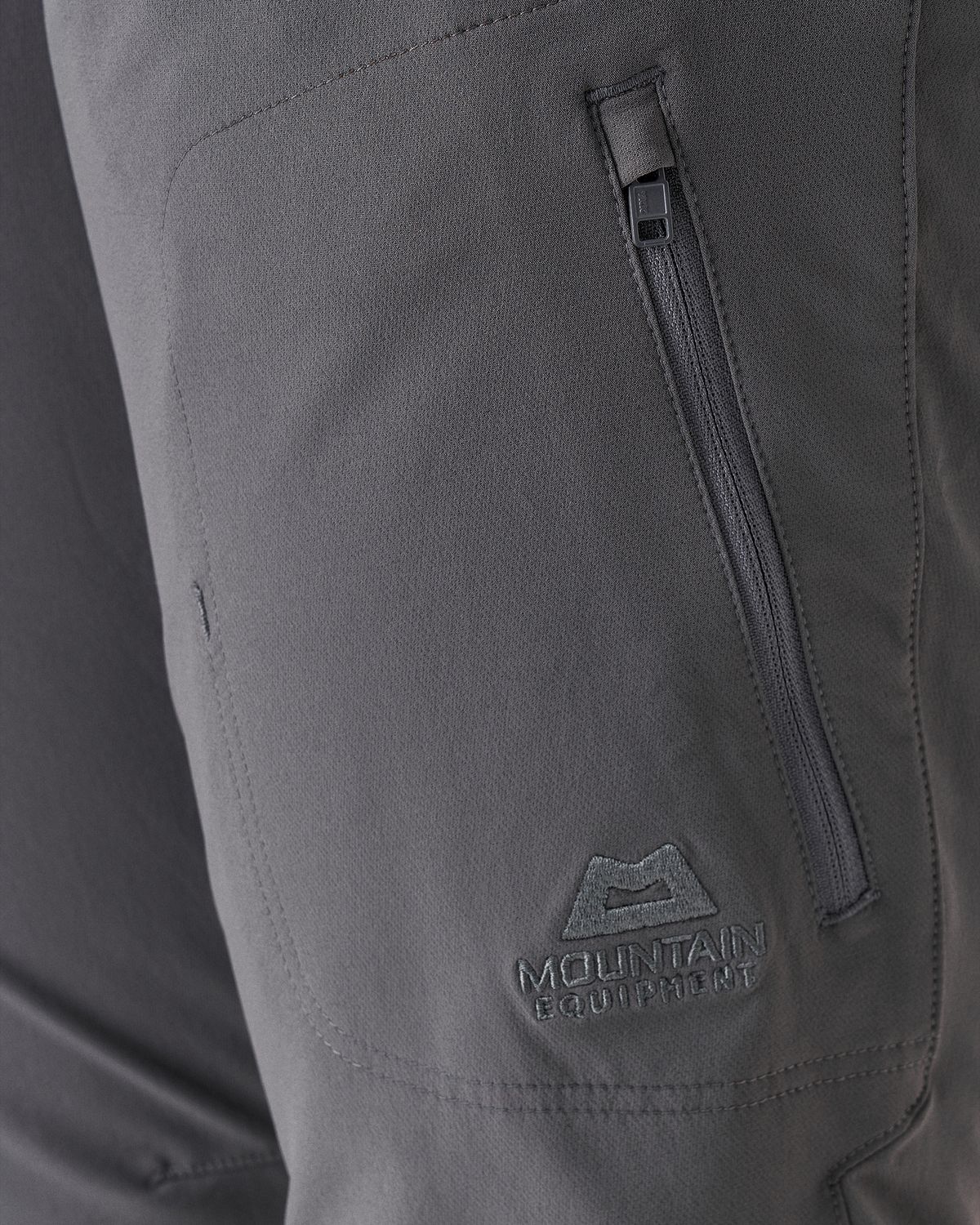 Zipped thigh pockets   