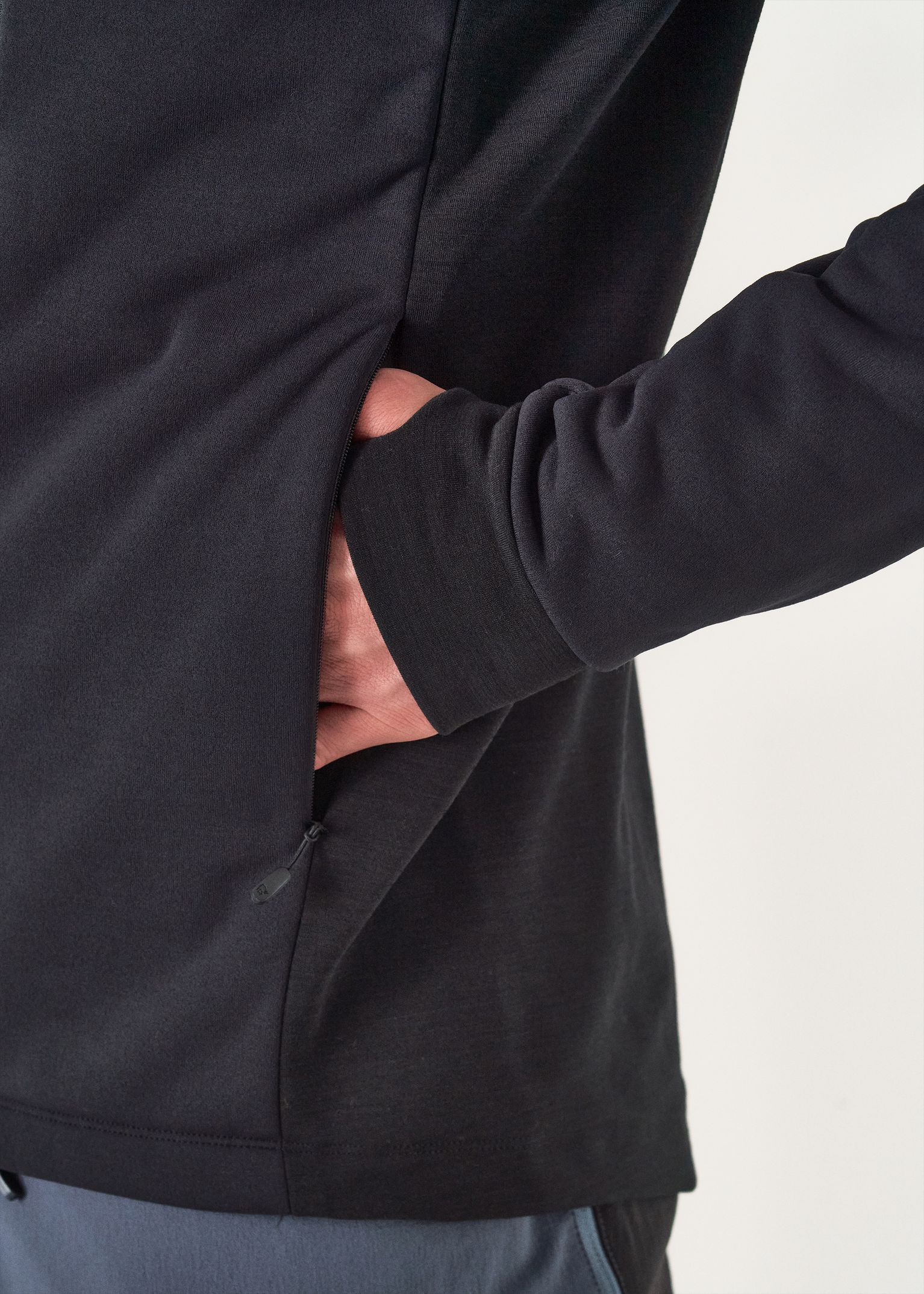 Zipped hand pockets   