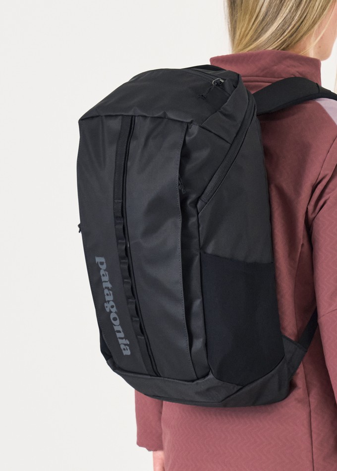 sac patagonia black hole 32l Backpack - Black / Black The front stash pocket is perfect for storing smaller items that you need quick access to Patagonia Black Hole Pack 32l