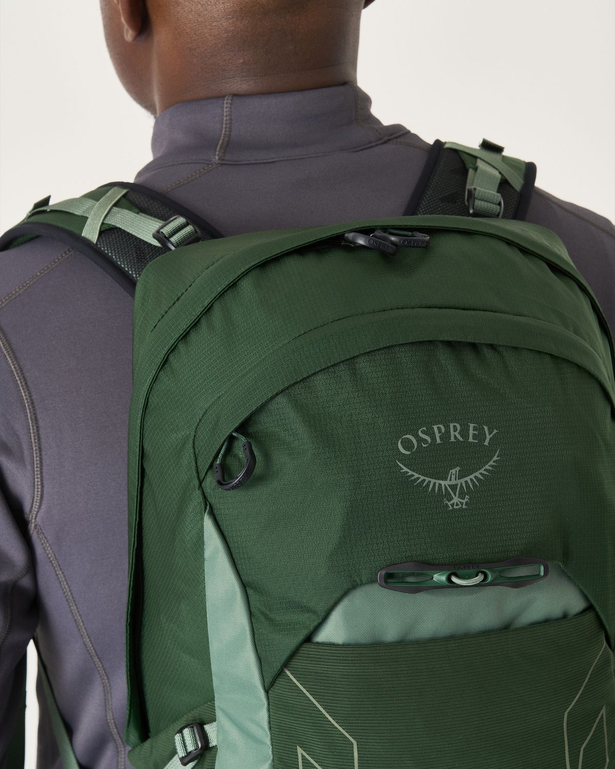 Zipped main compartment  