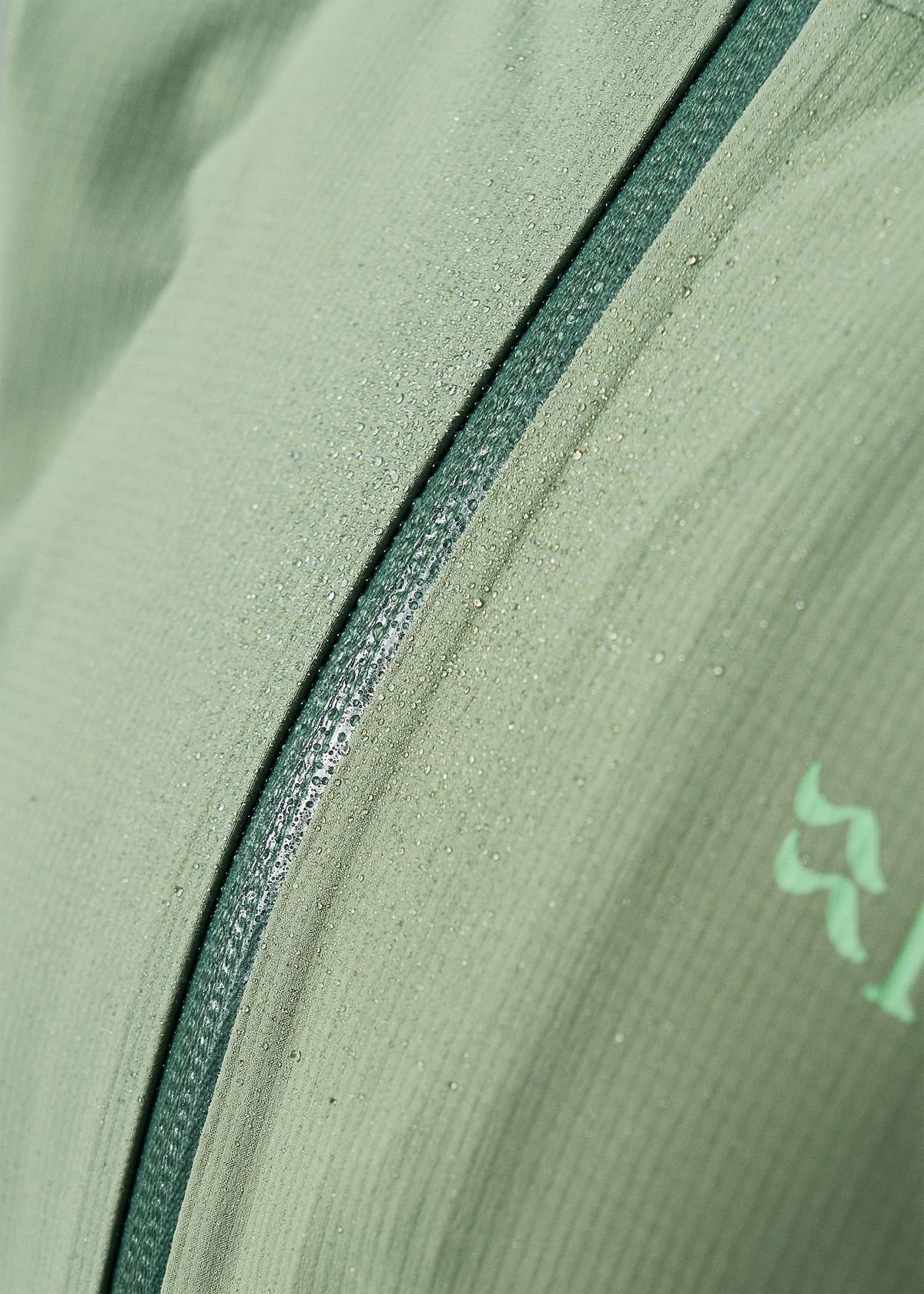 Water-repellent front zip	