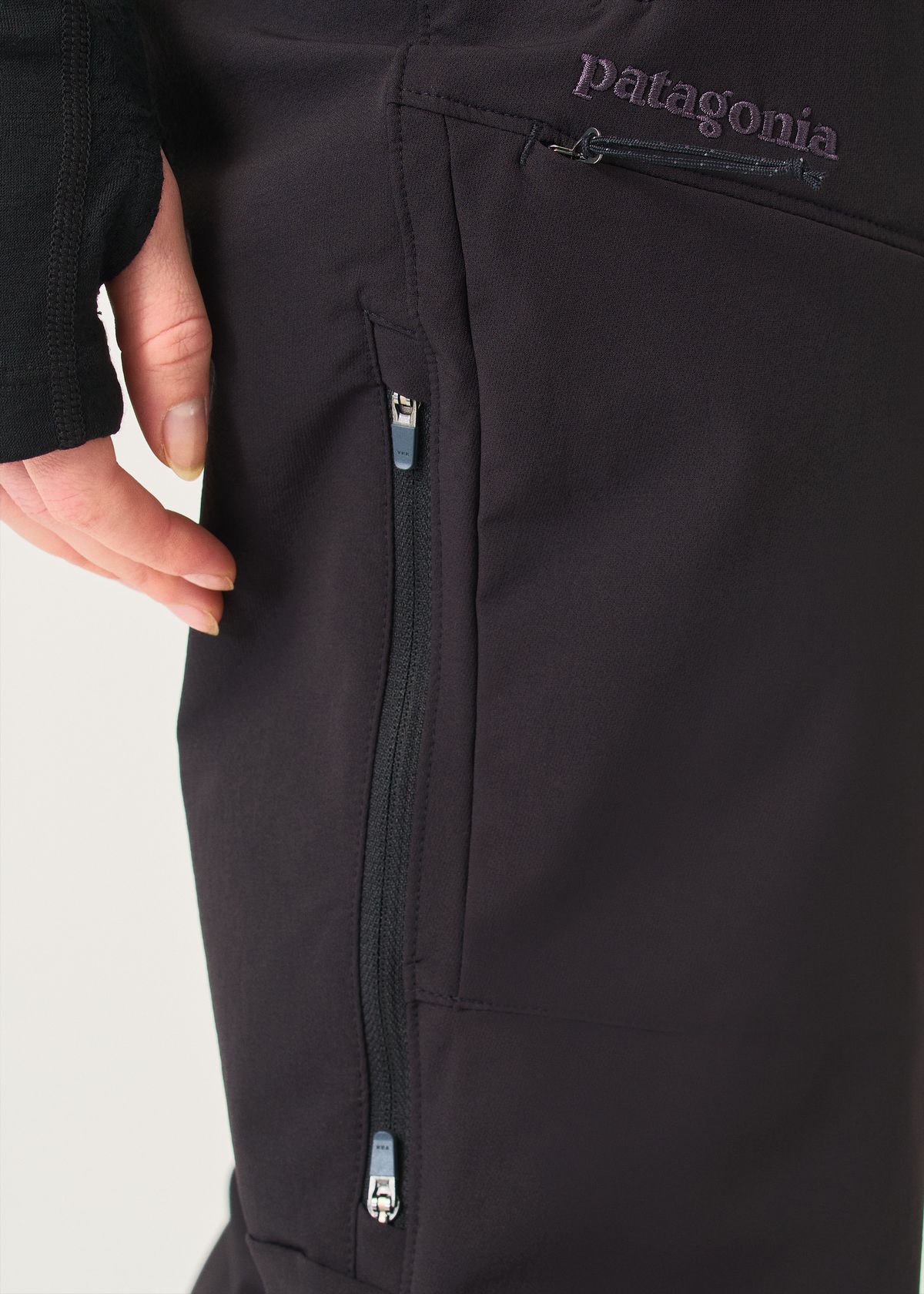  Zipped thigh pockets 