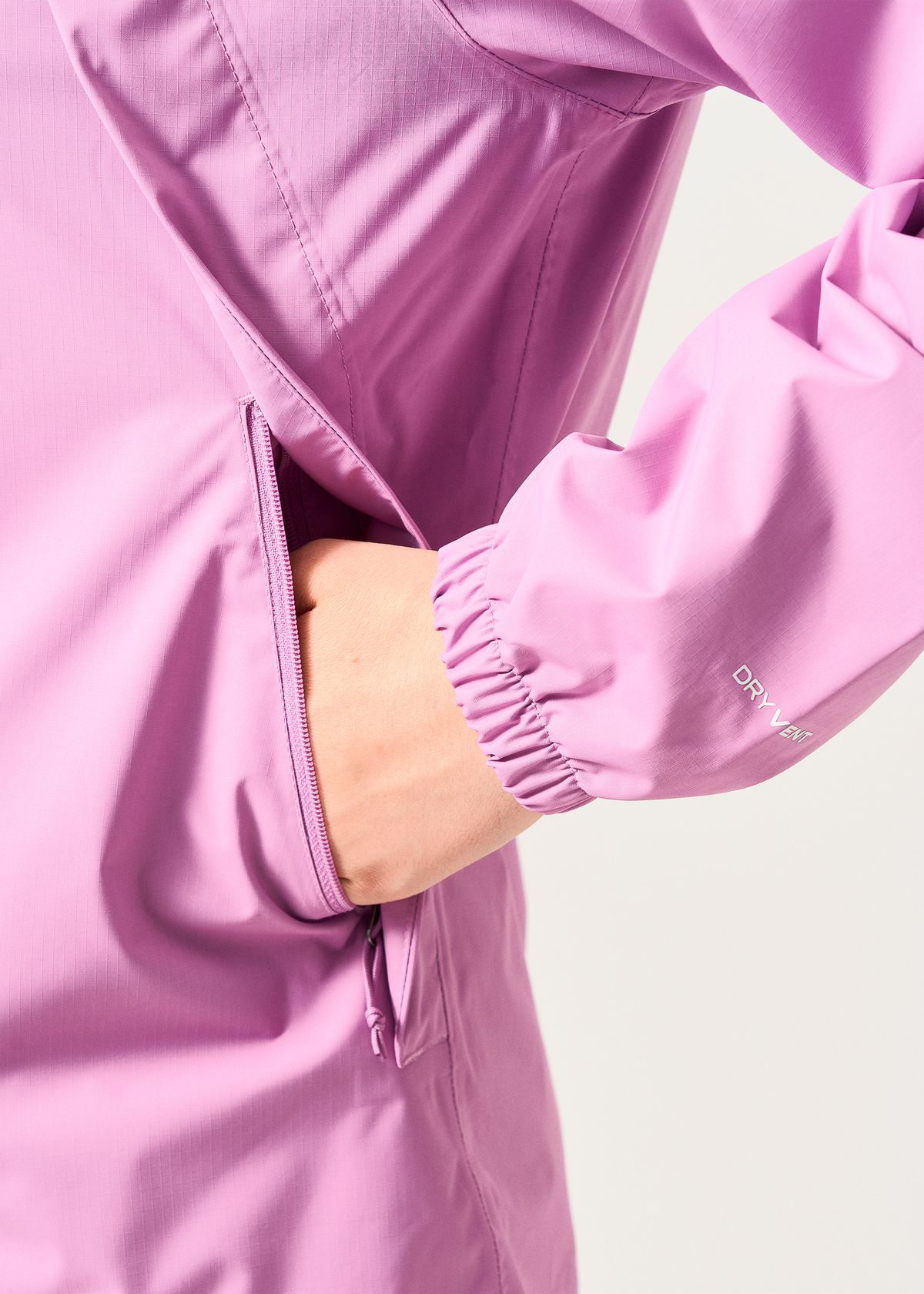 Zipped hand pockets