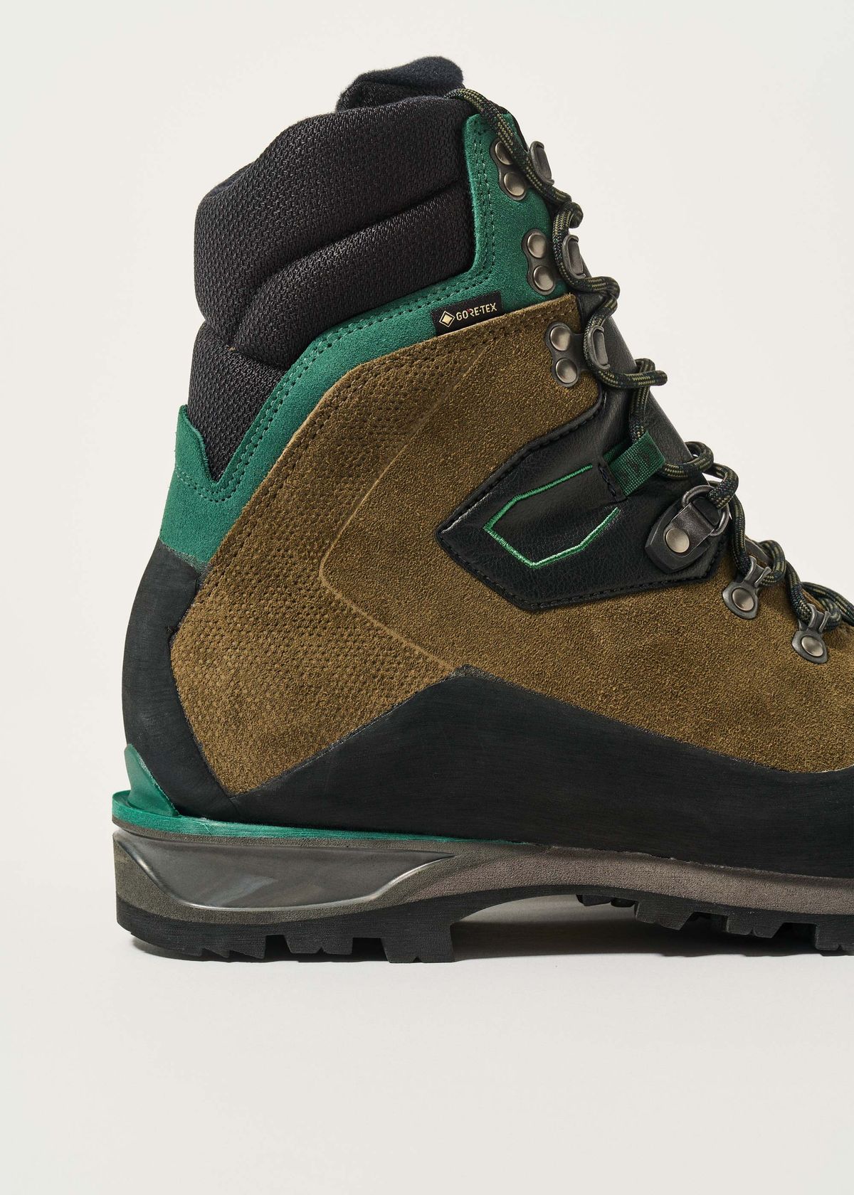 GORE-TEX Performance Comfort waterproof protection