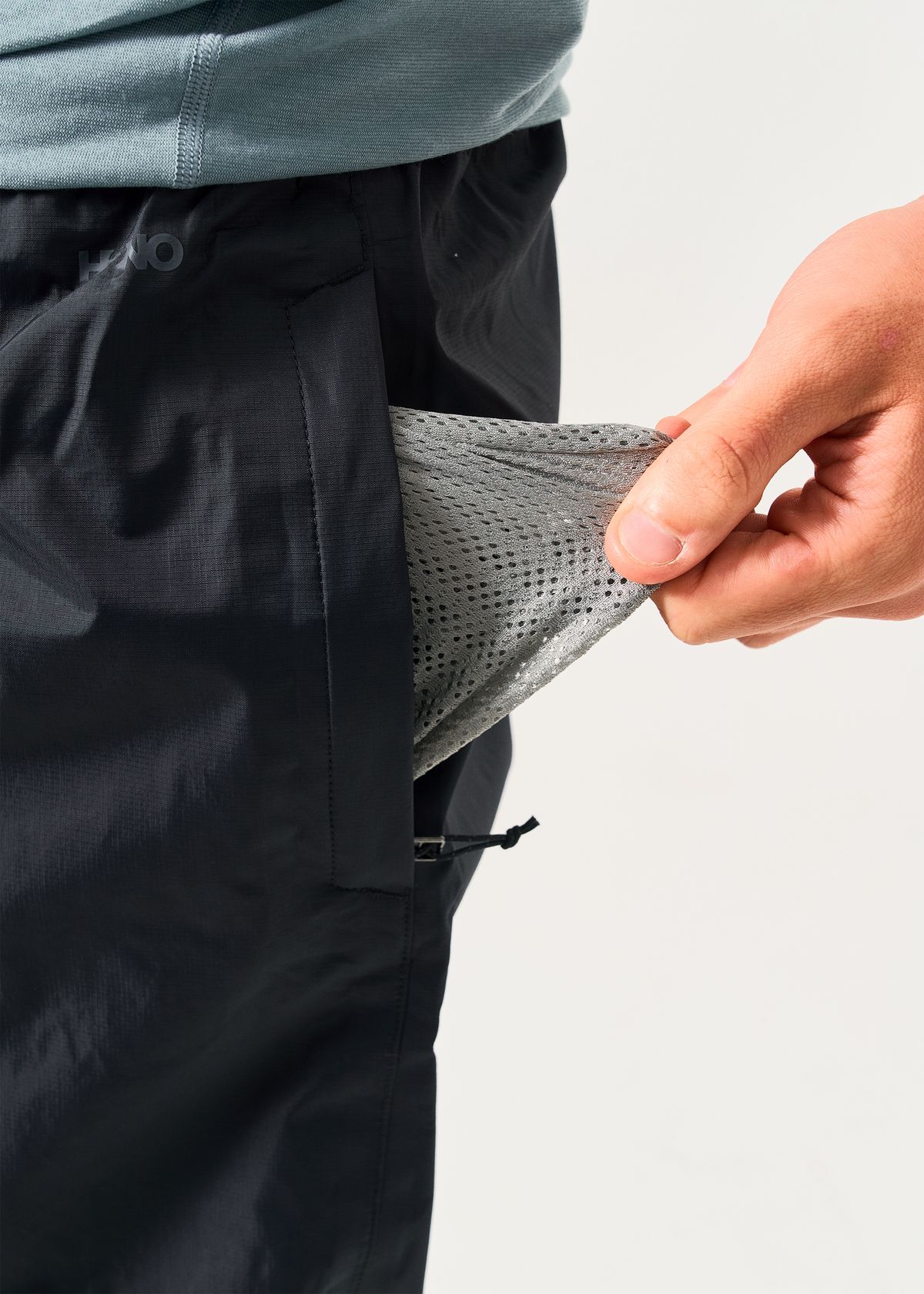  Zipped pockets with mesh linings 
