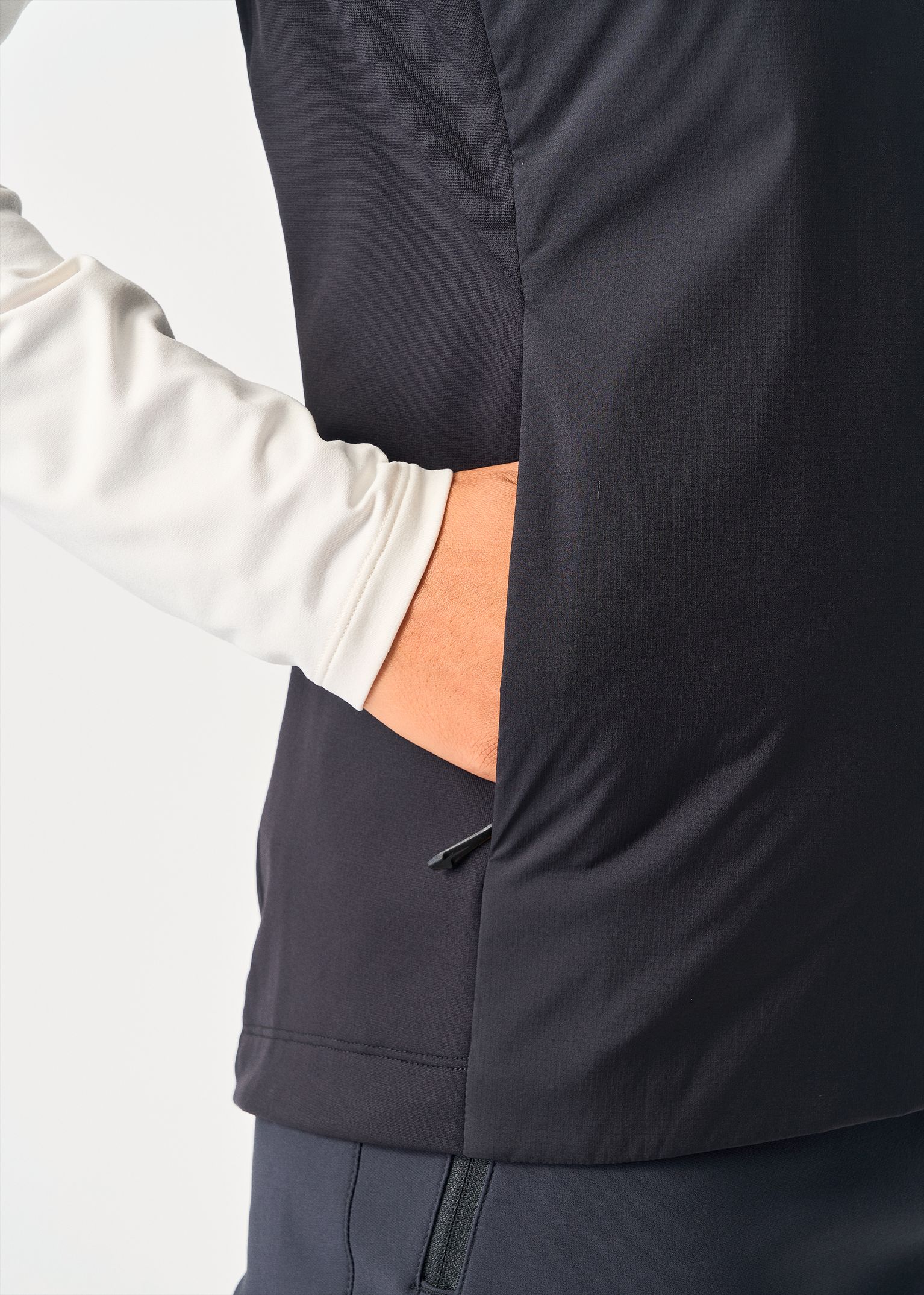 Zipped hand pockets