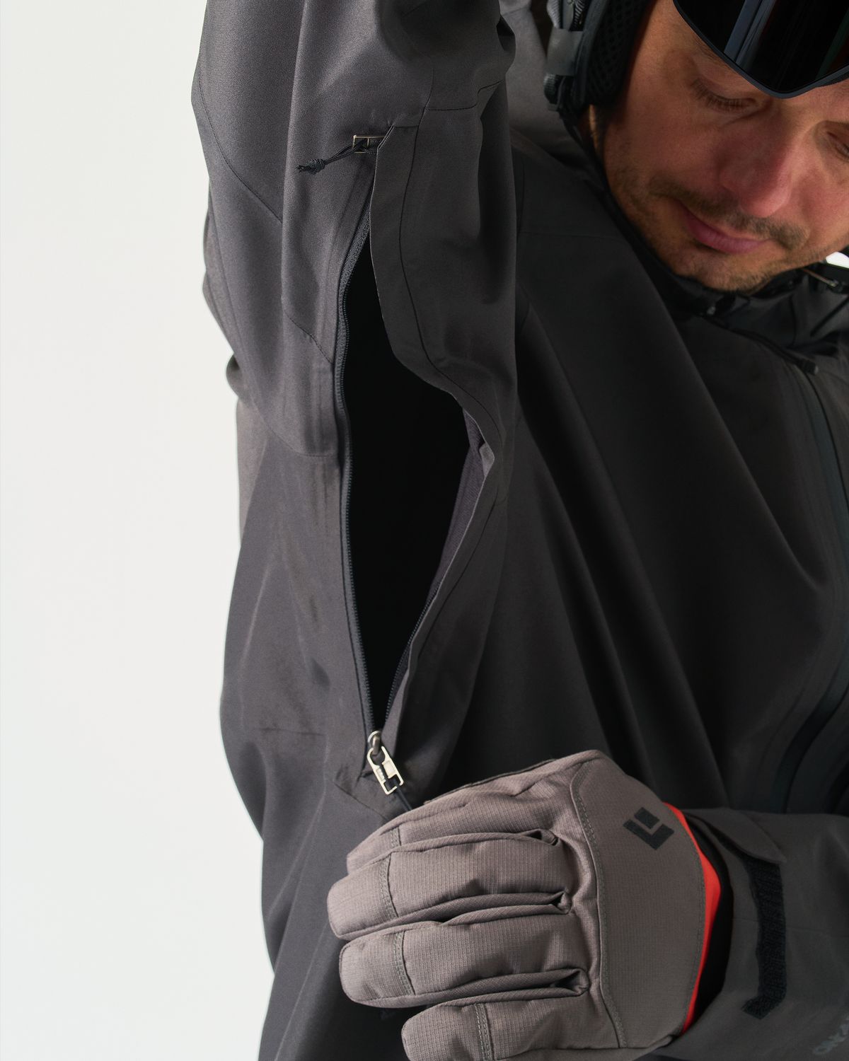 Underarm venting zips