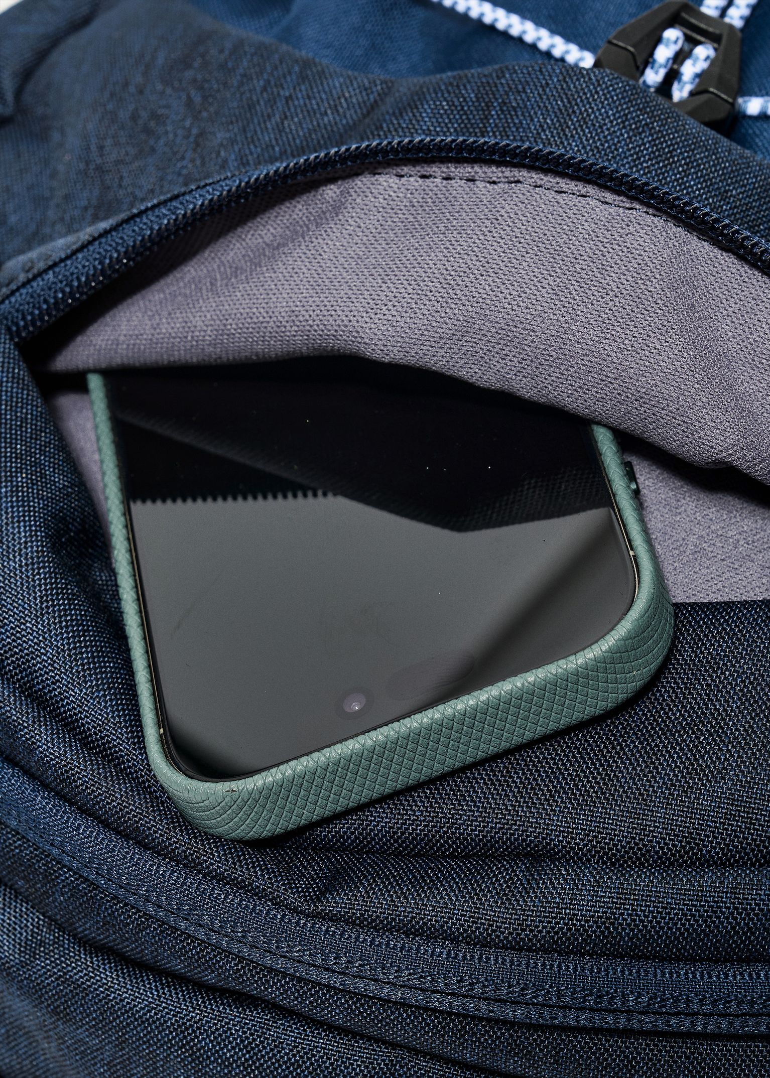 Scratch-free pocket