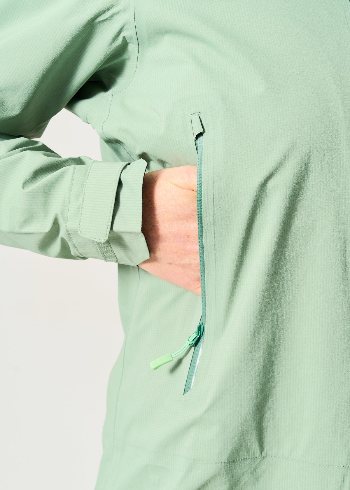 Harness compatible hand pockets