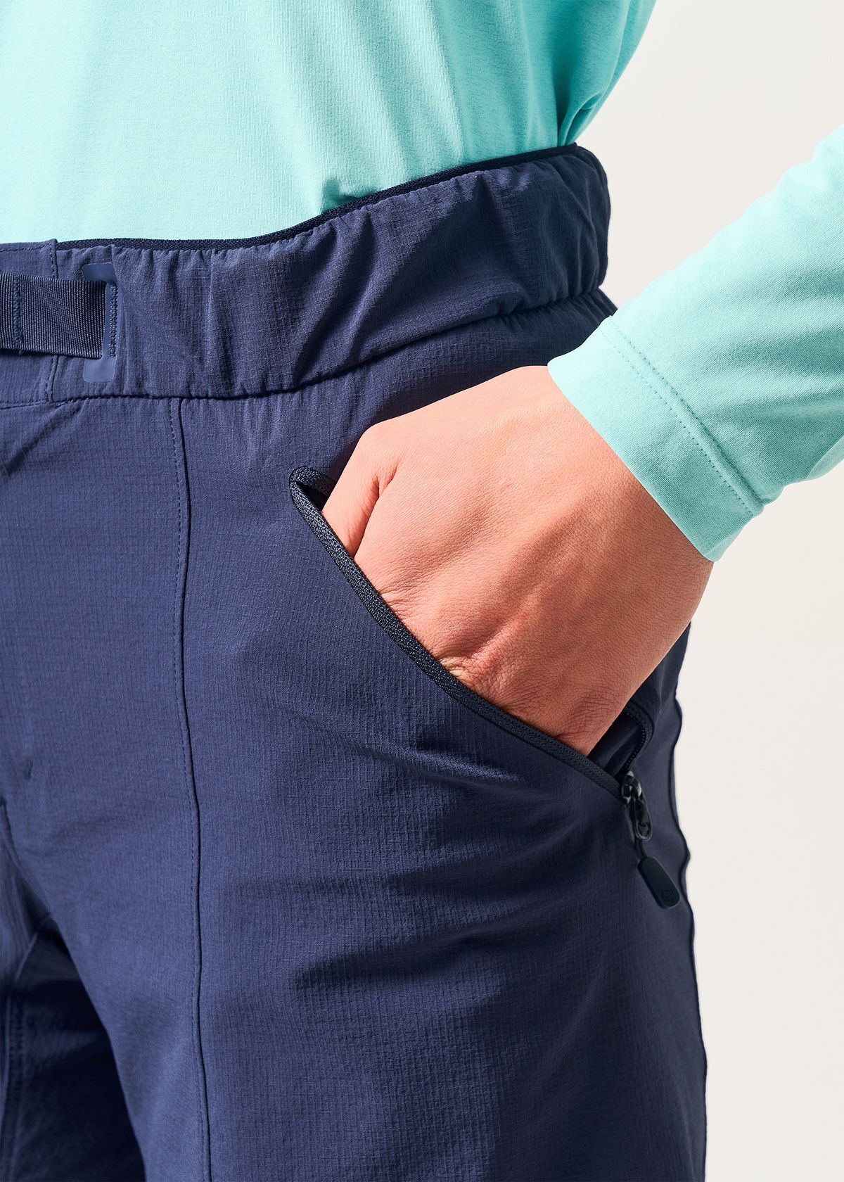 Zipped hand pockets