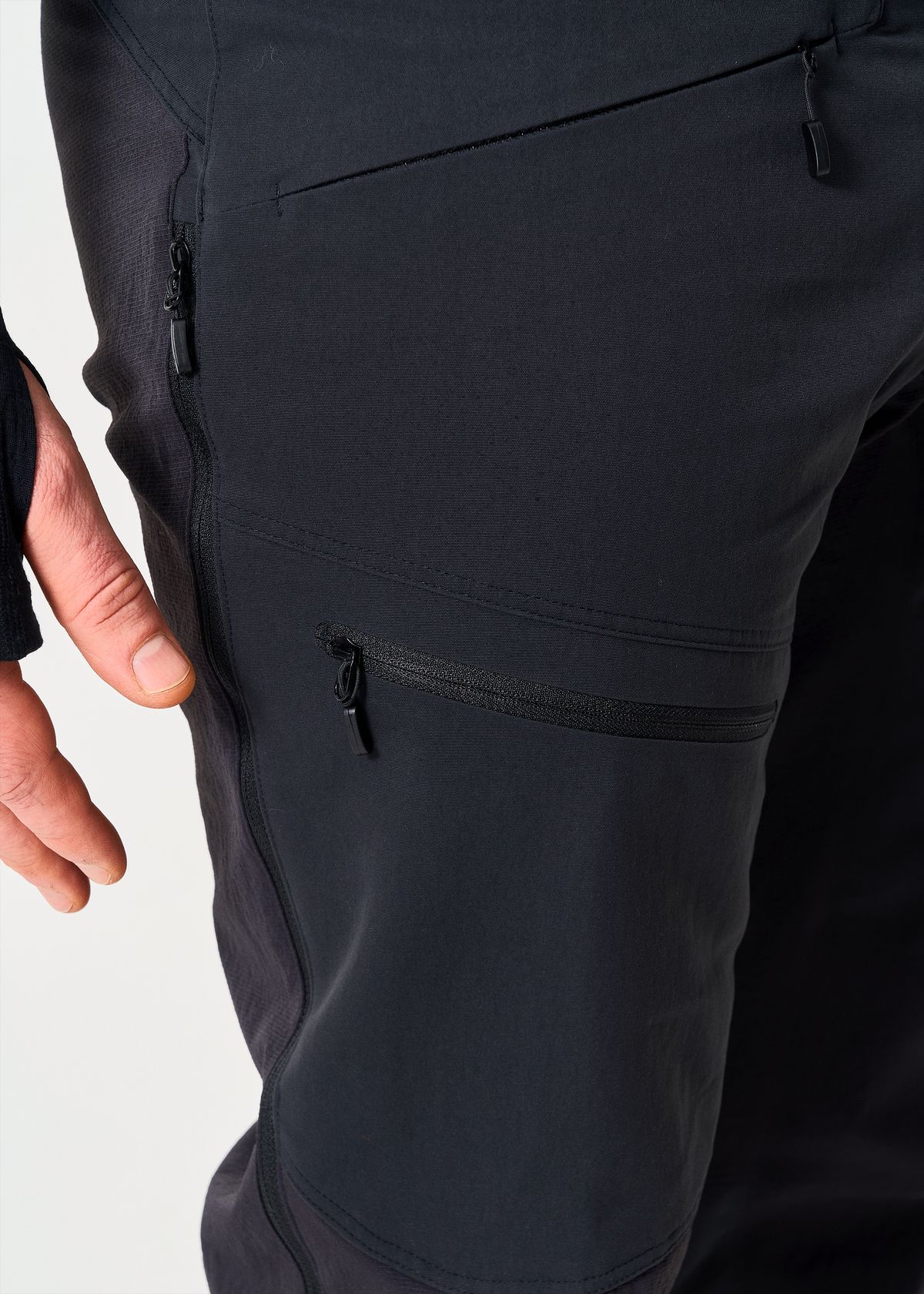 Zipped thigh pocket