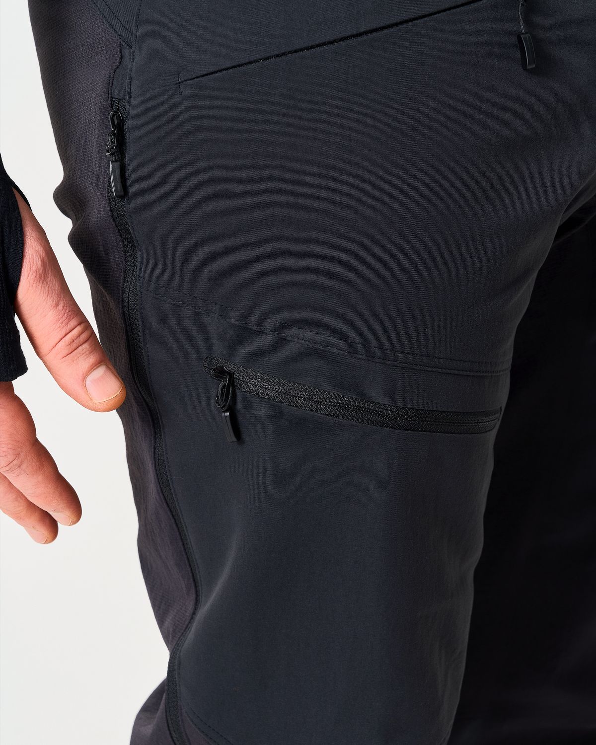 Zipped thigh pocket