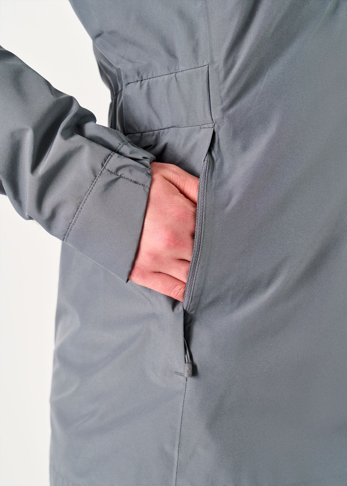 Zipped hand pockets 