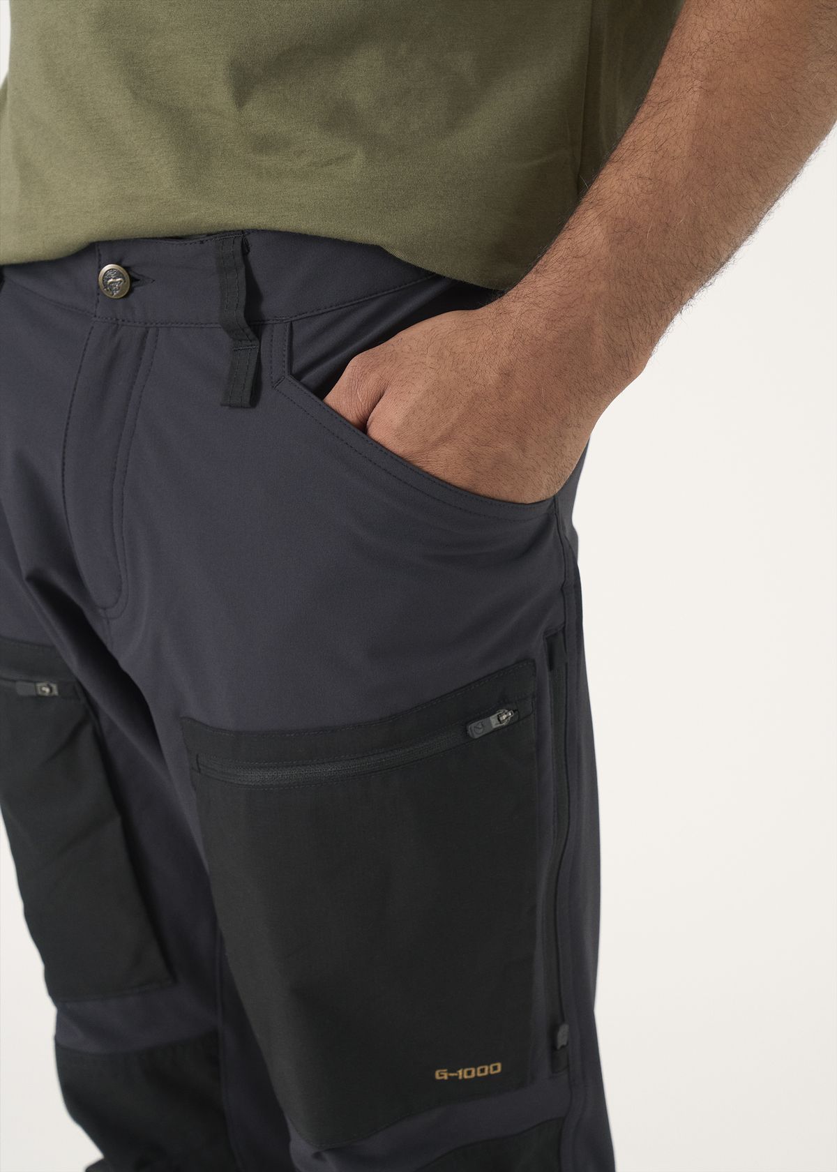  Zipped thigh pockets