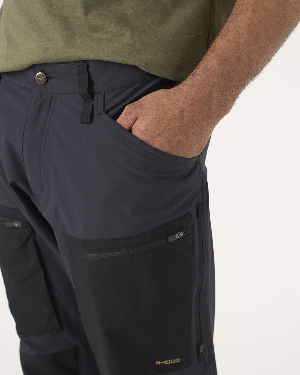  Zipped thigh pockets