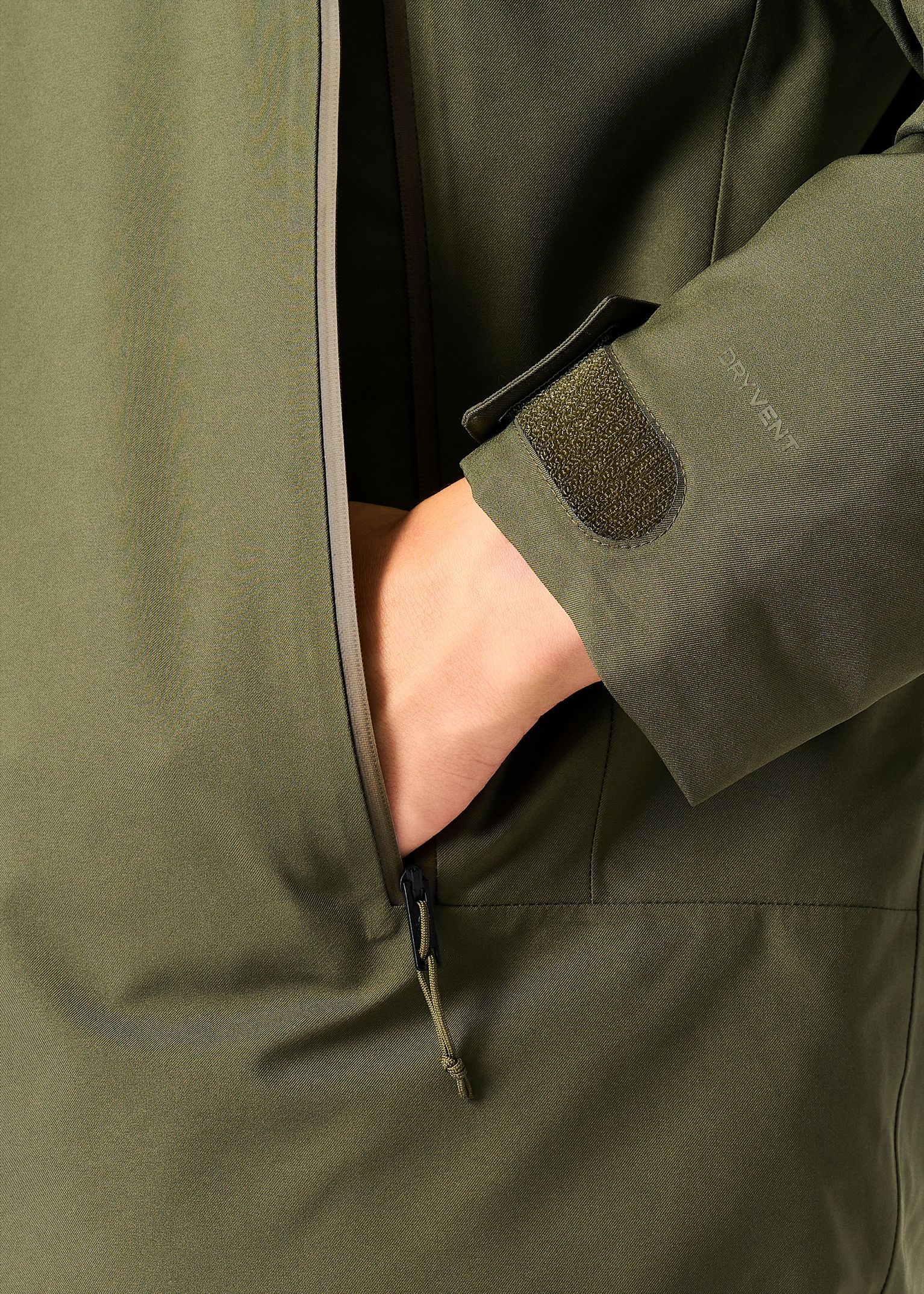 Zipped hand pockets
