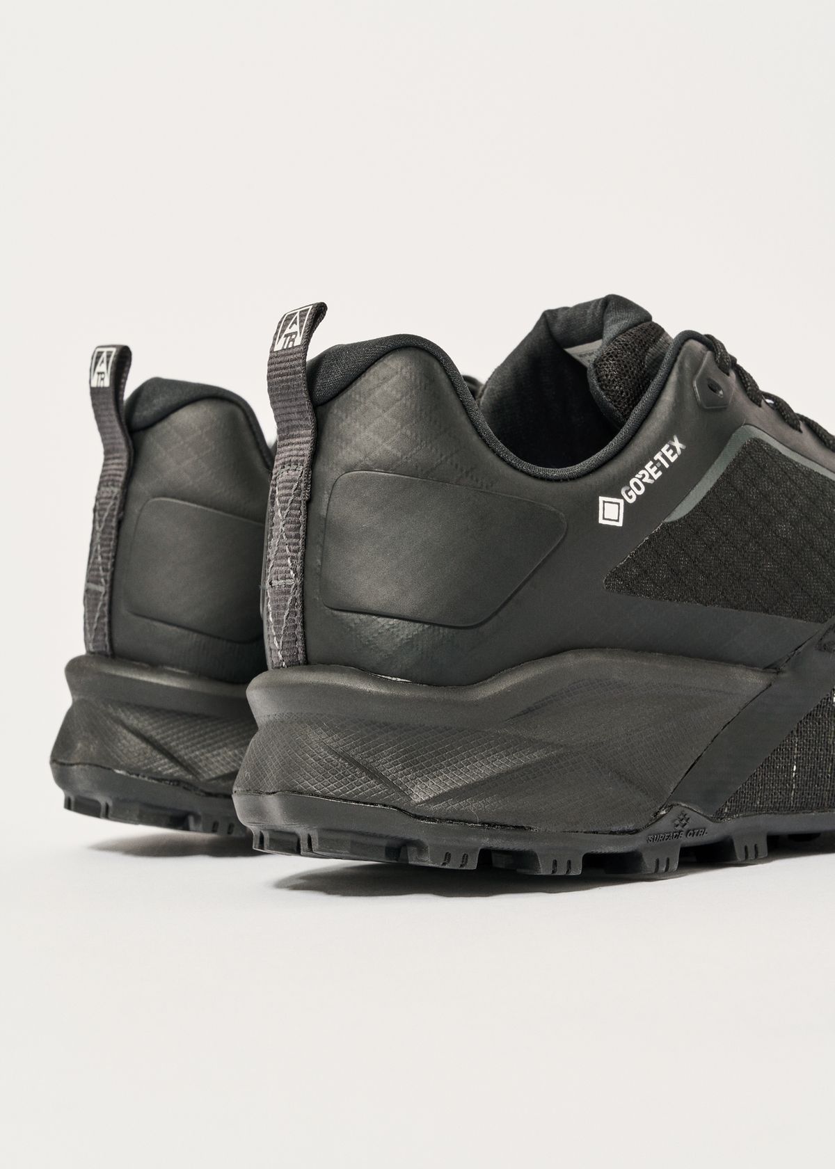  GORE-TEX waterproof protection